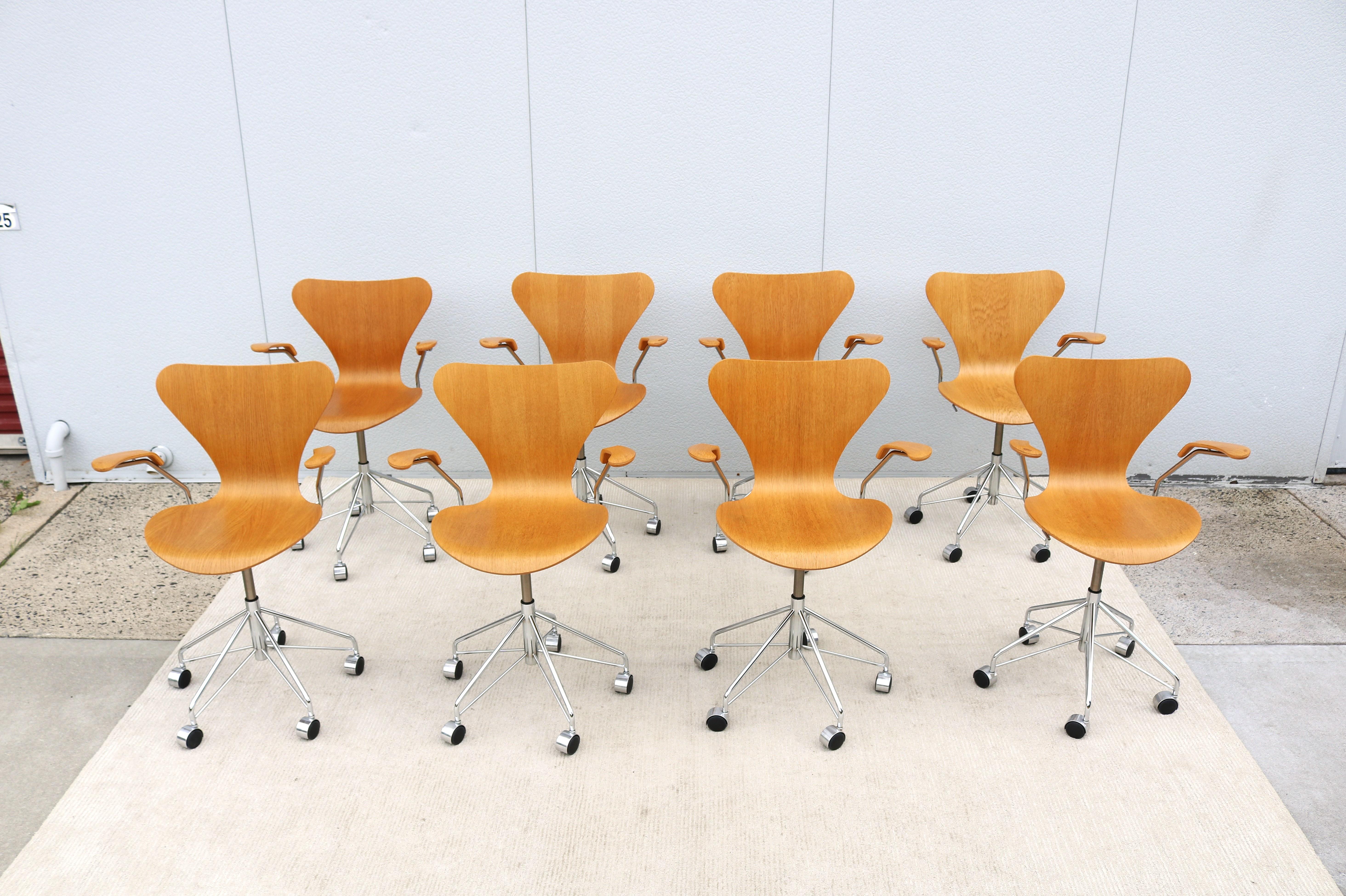 Mid-Century Danish Arne Jacobsen for Fritz Hansen Oak Series 7 Swivel Desk Chair In Good Condition For Sale In Secaucus, NJ