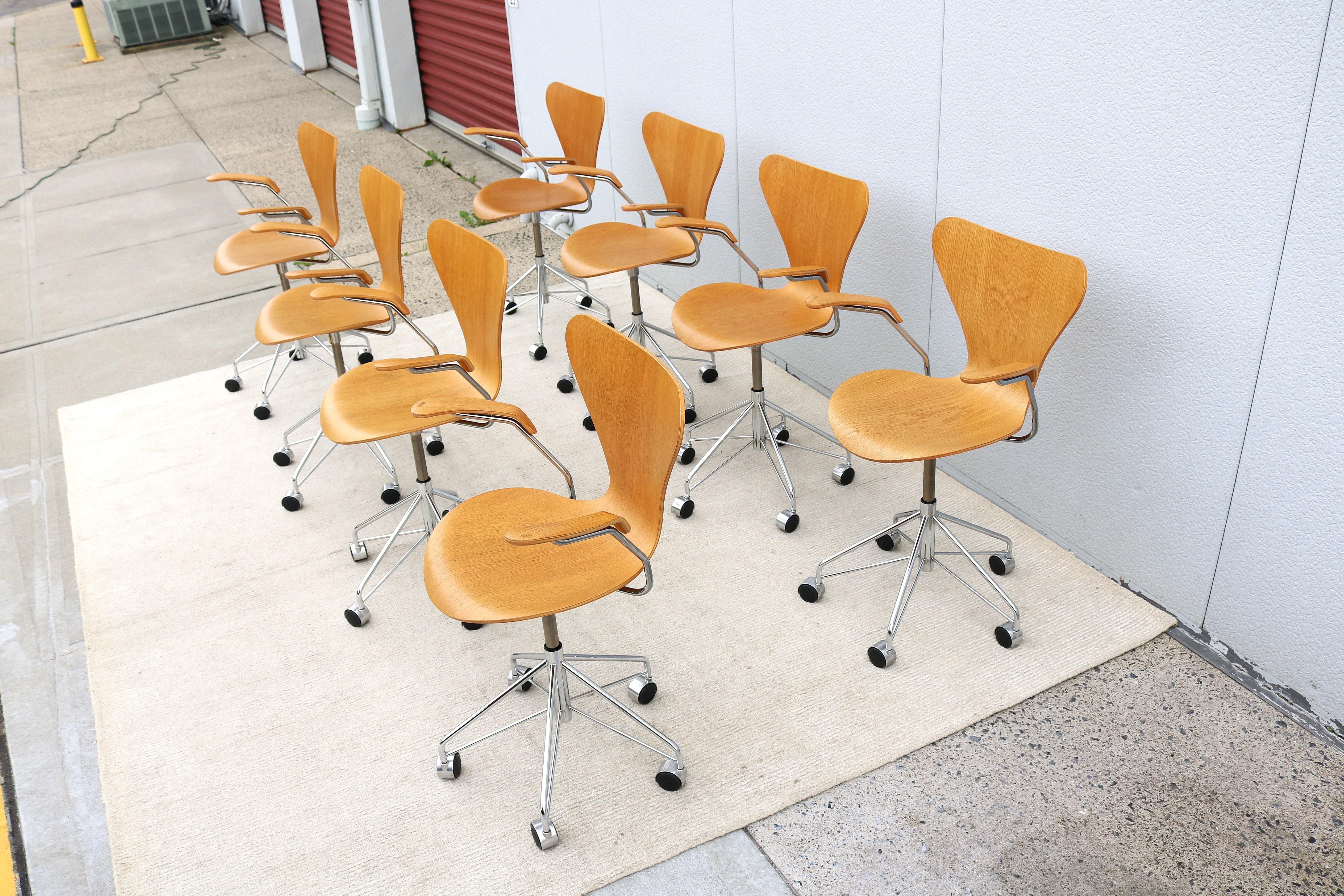 Contemporary Mid-Century Danish Arne Jacobsen for Fritz Hansen Oak Series 7 Swivel Desk Chair For Sale
