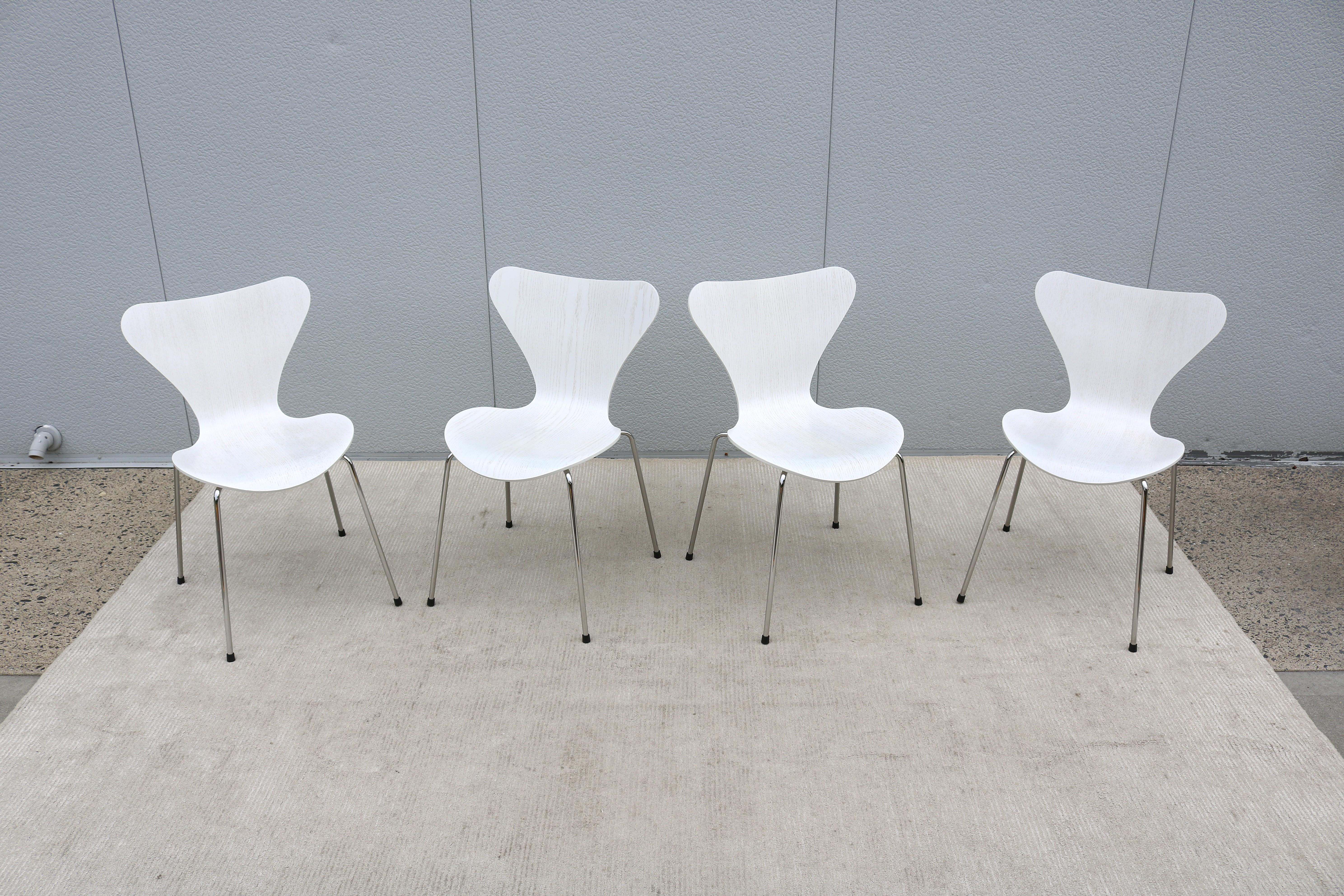 Chaises 7 du milieu du siècle d'origine danoise Arne Jacobsen pour Fritz Hansen, série White, ensemble de 4 chaises en vente 2