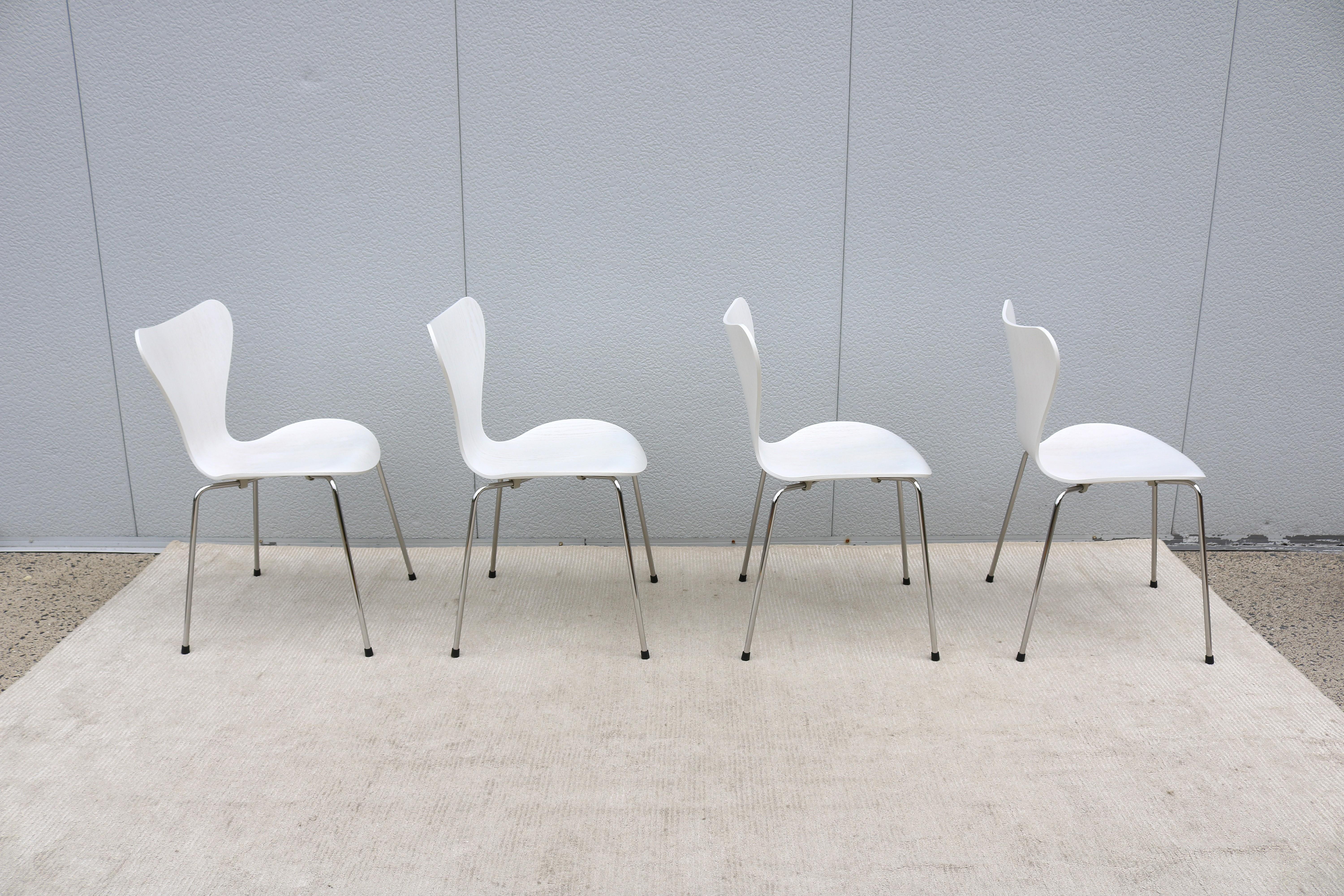 Chaises 7 du milieu du siècle d'origine danoise Arne Jacobsen pour Fritz Hansen, série White, ensemble de 4 chaises en vente 3