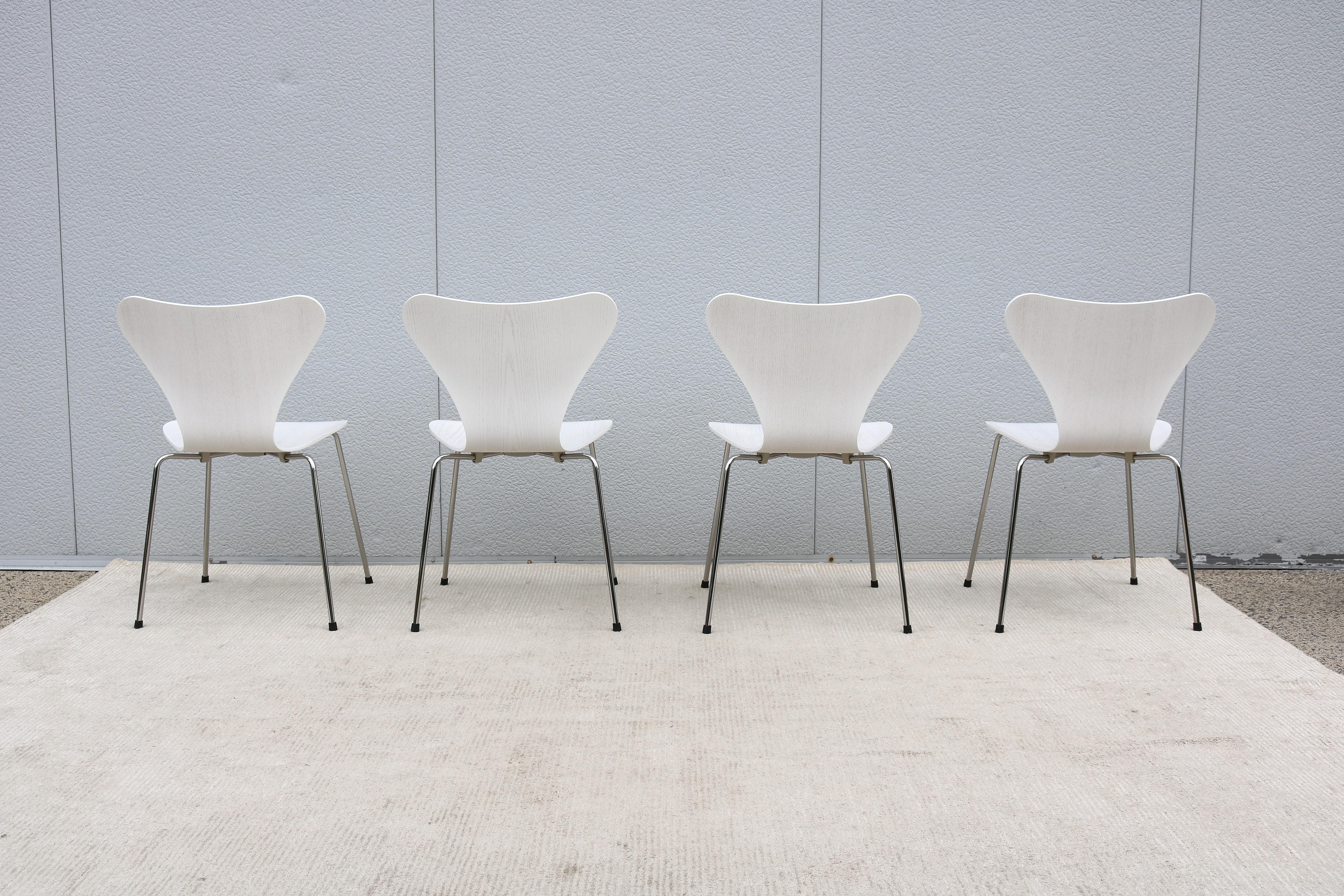 Chaises 7 du milieu du siècle d'origine danoise Arne Jacobsen pour Fritz Hansen, série White, ensemble de 4 chaises en vente 4