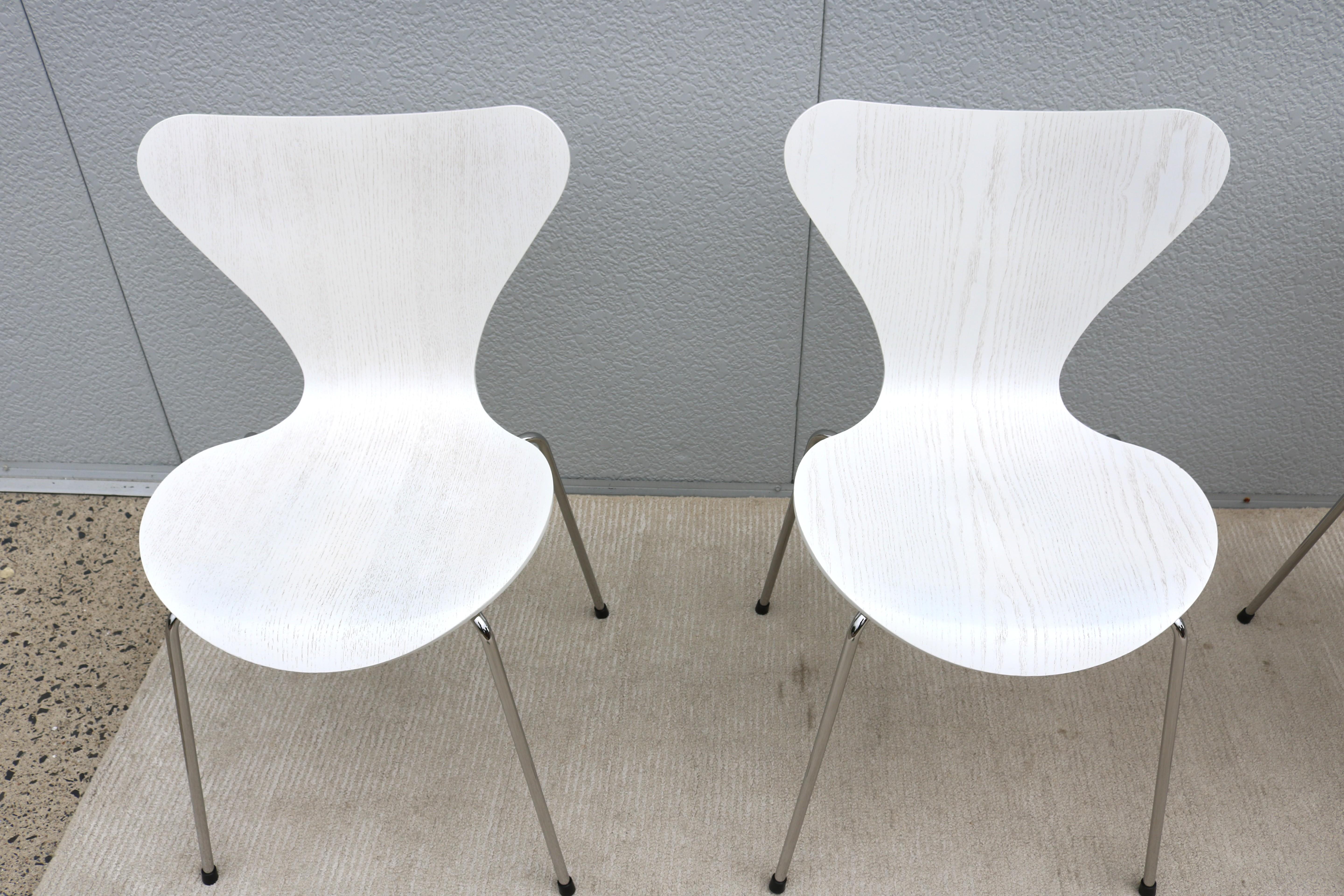 Chaises 7 du milieu du siècle d'origine danoise Arne Jacobsen pour Fritz Hansen, série White, ensemble de 4 chaises en vente 5