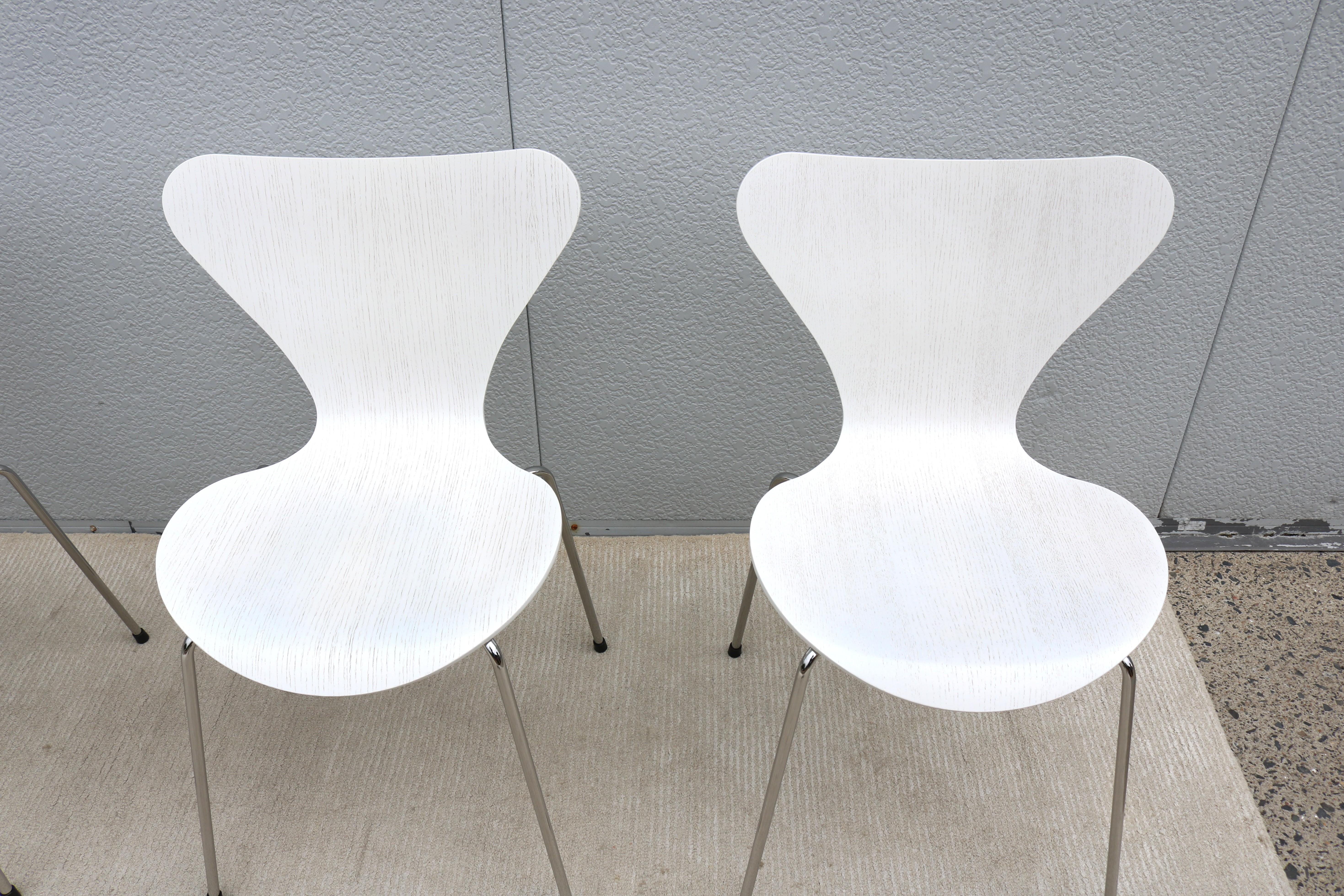 Chaises 7 du milieu du siècle d'origine danoise Arne Jacobsen pour Fritz Hansen, série White, ensemble de 4 chaises en vente 6