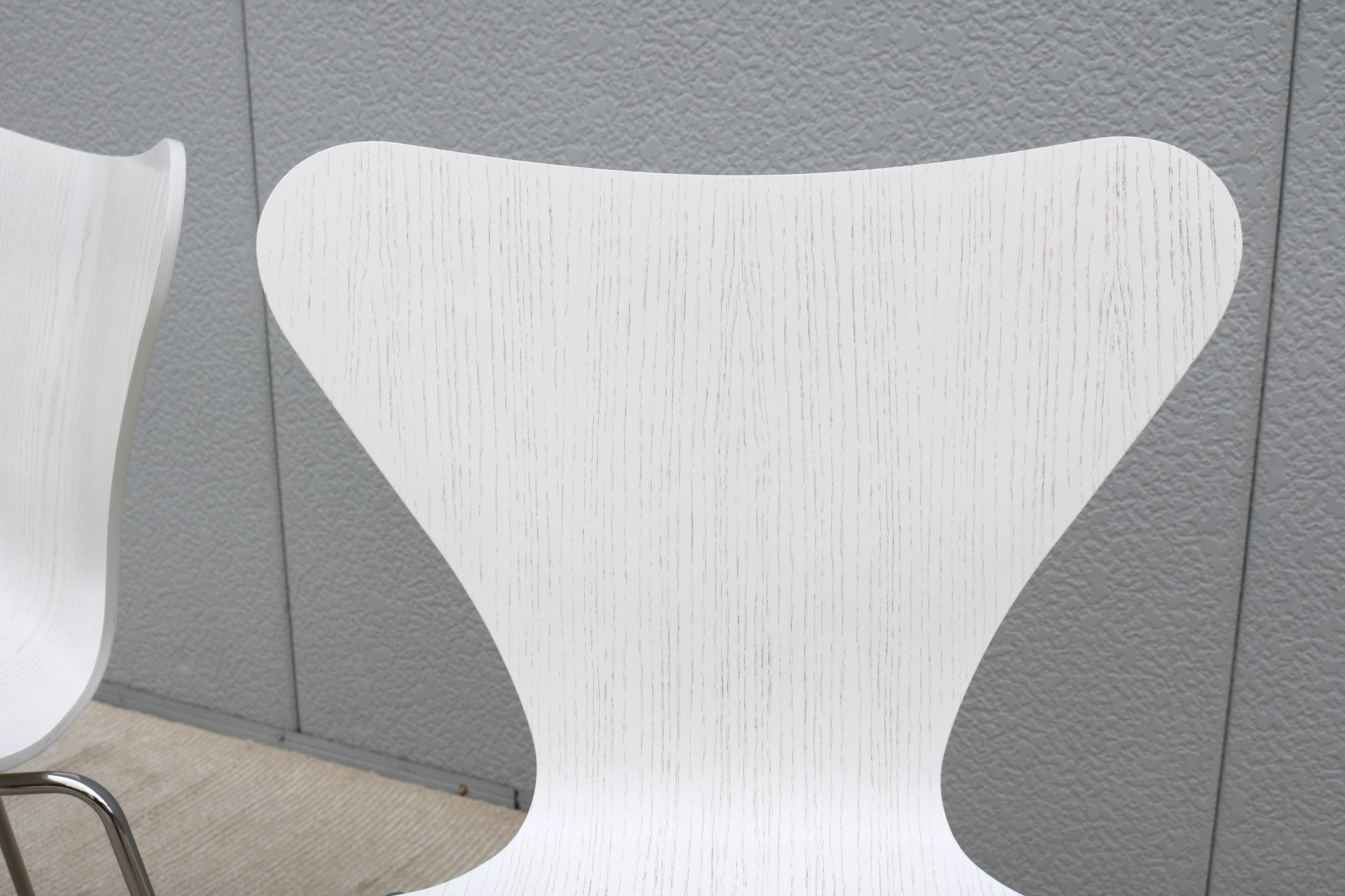 Chaises 7 du milieu du siècle d'origine danoise Arne Jacobsen pour Fritz Hansen, série White, ensemble de 4 chaises en vente 7