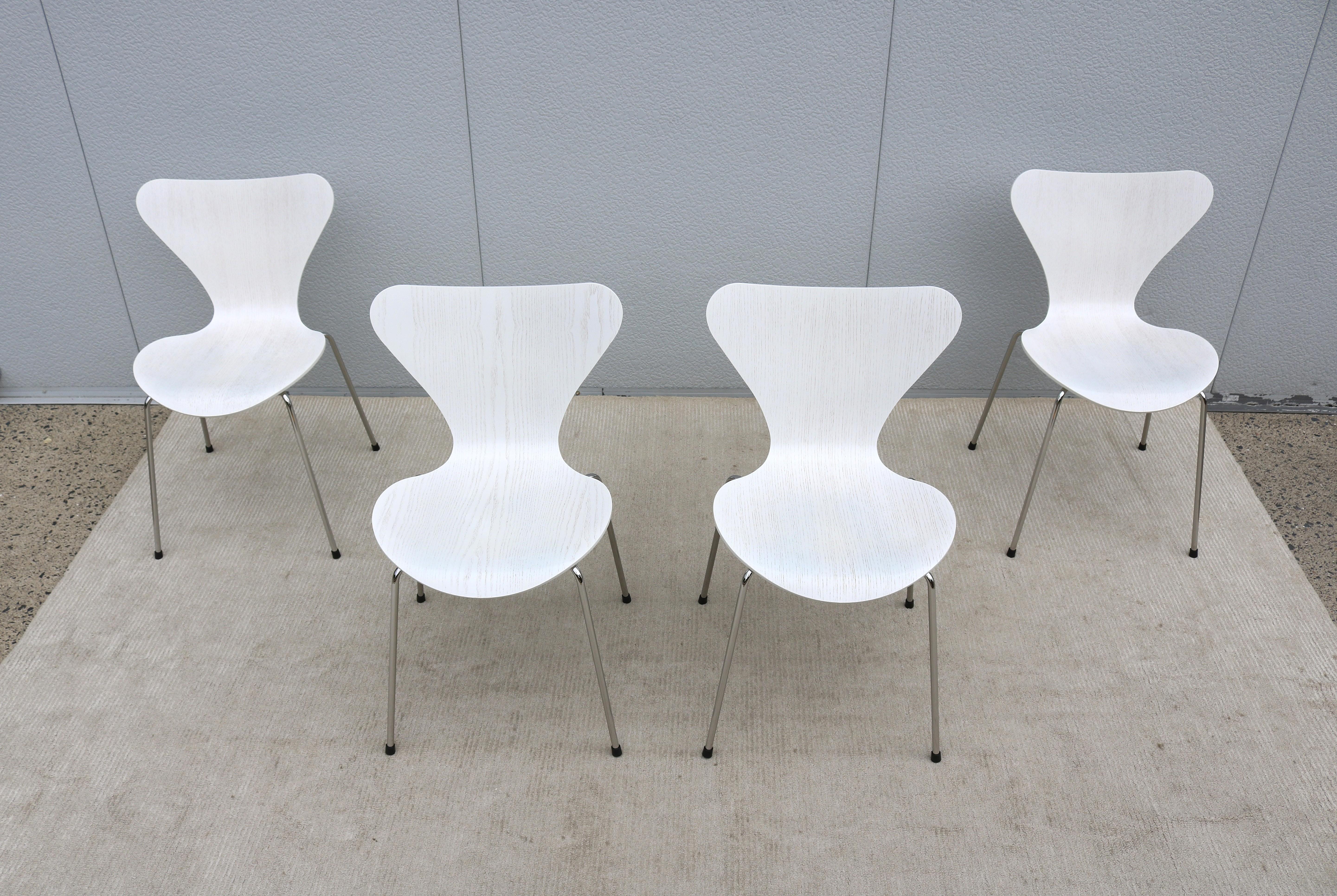 Ces chaises élégantes et polyvalentes de la série 7 ont été présentées en 1955 par l'architecte et designer danois Arne Jacobsen et sont instantanément devenues un modèle emblématique.
La chaise de la série 7 a acquis une renommée mondiale après sa