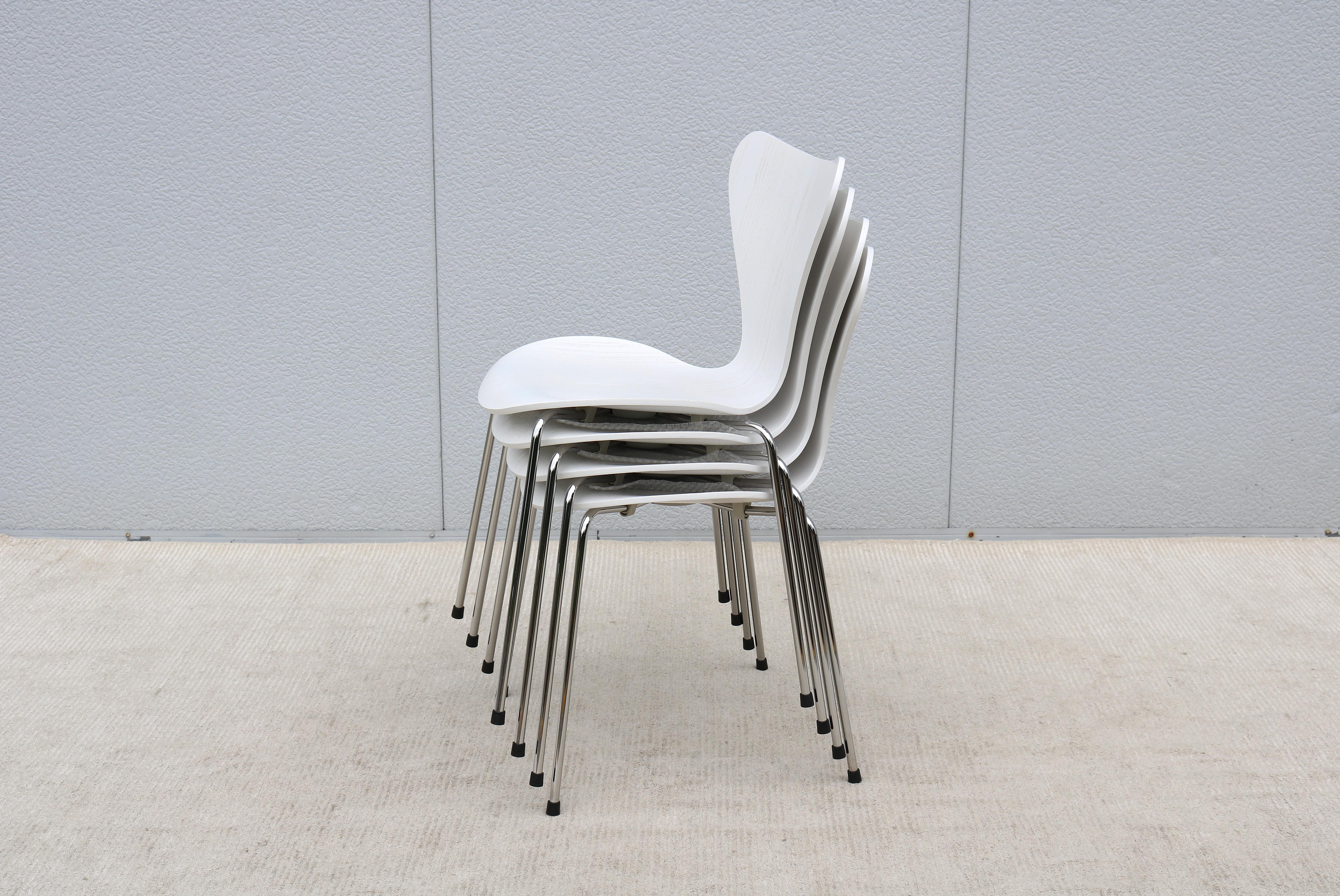 Chaises 7 du milieu du siècle d'origine danoise Arne Jacobsen pour Fritz Hansen, série White, ensemble de 4 chaises en vente 12