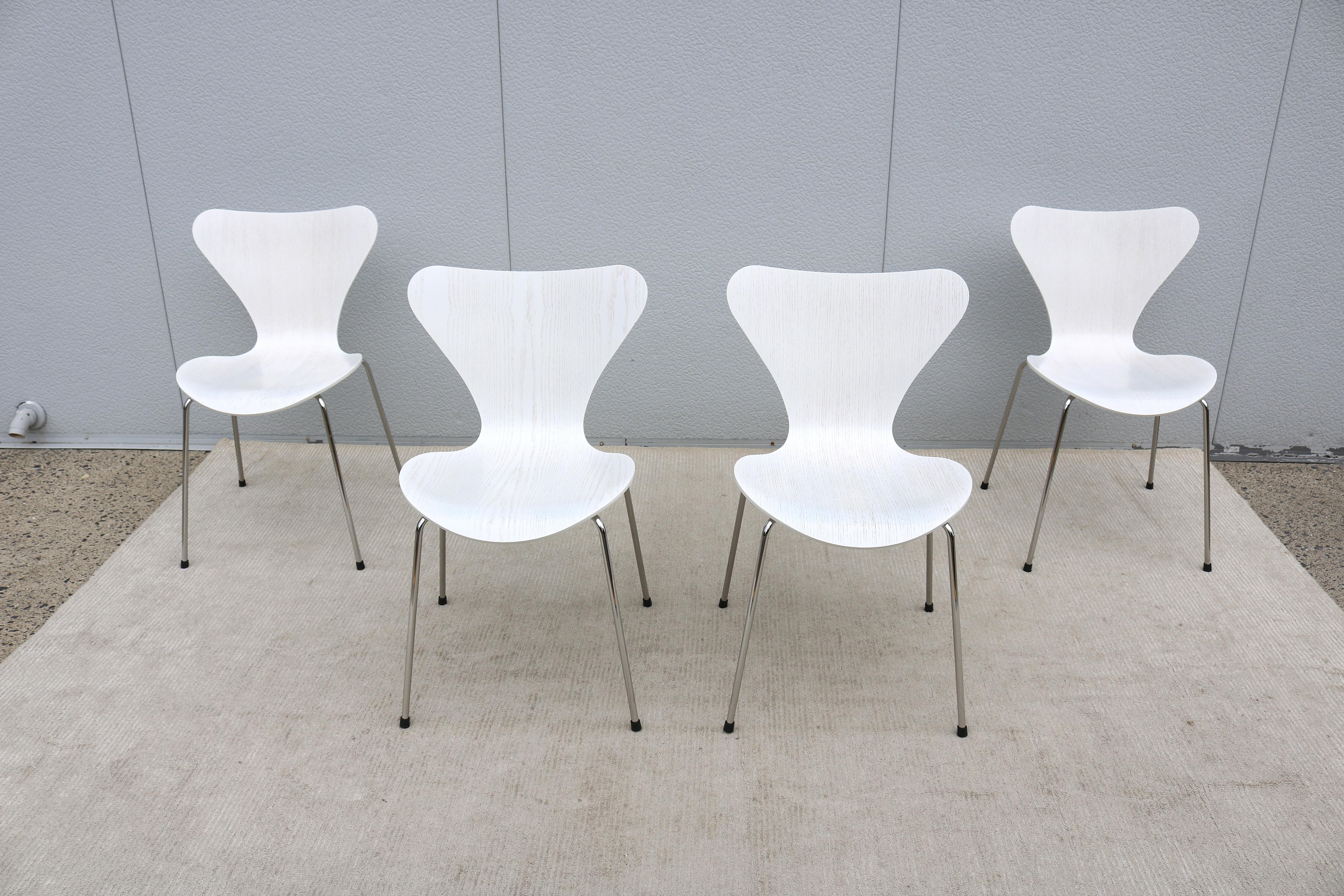 Mid-Century Modern Chaises 7 du milieu du siècle d'origine danoise Arne Jacobsen pour Fritz Hansen, série White, ensemble de 4 chaises en vente