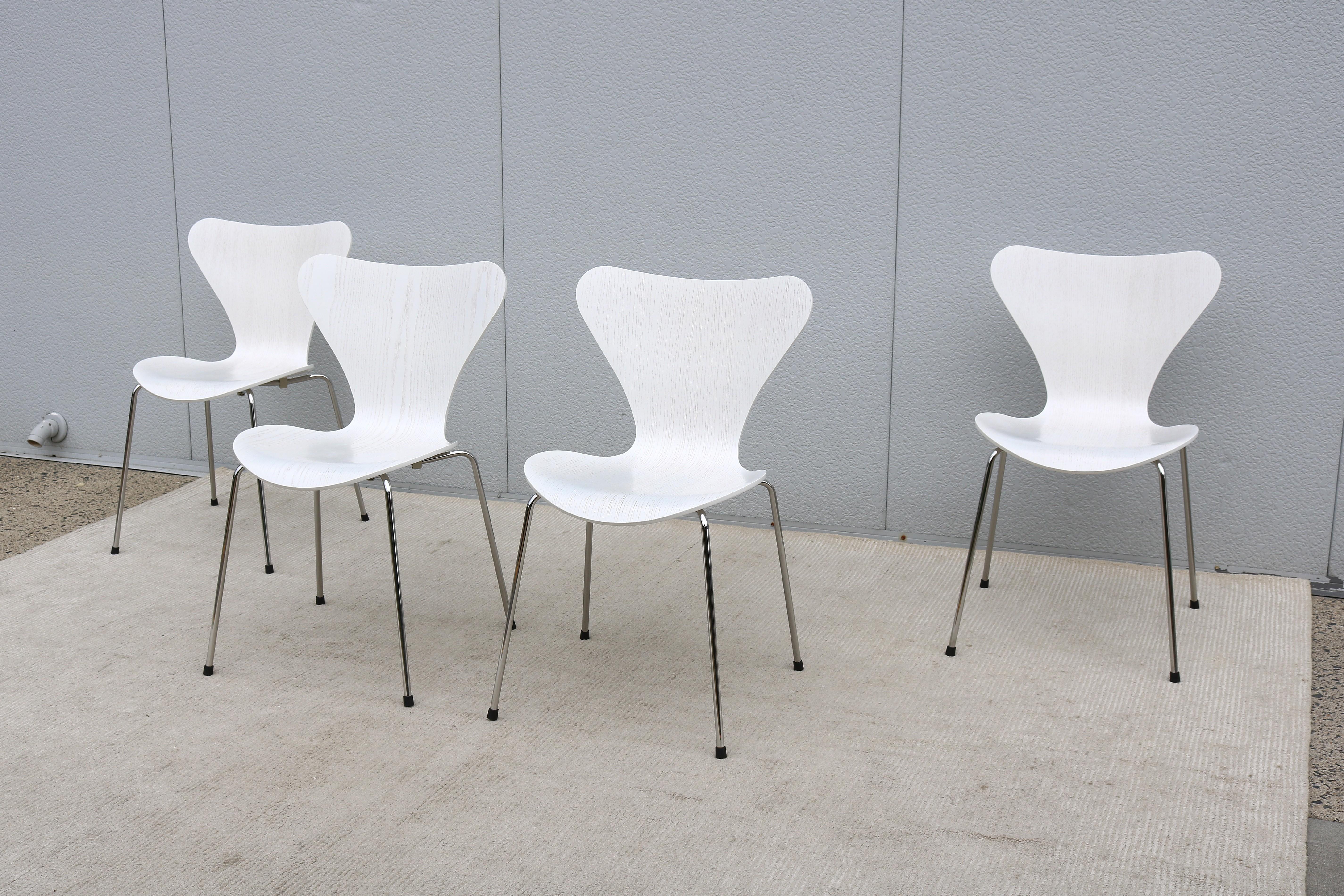 Moulé Chaises 7 du milieu du siècle d'origine danoise Arne Jacobsen pour Fritz Hansen, série White, ensemble de 4 chaises en vente