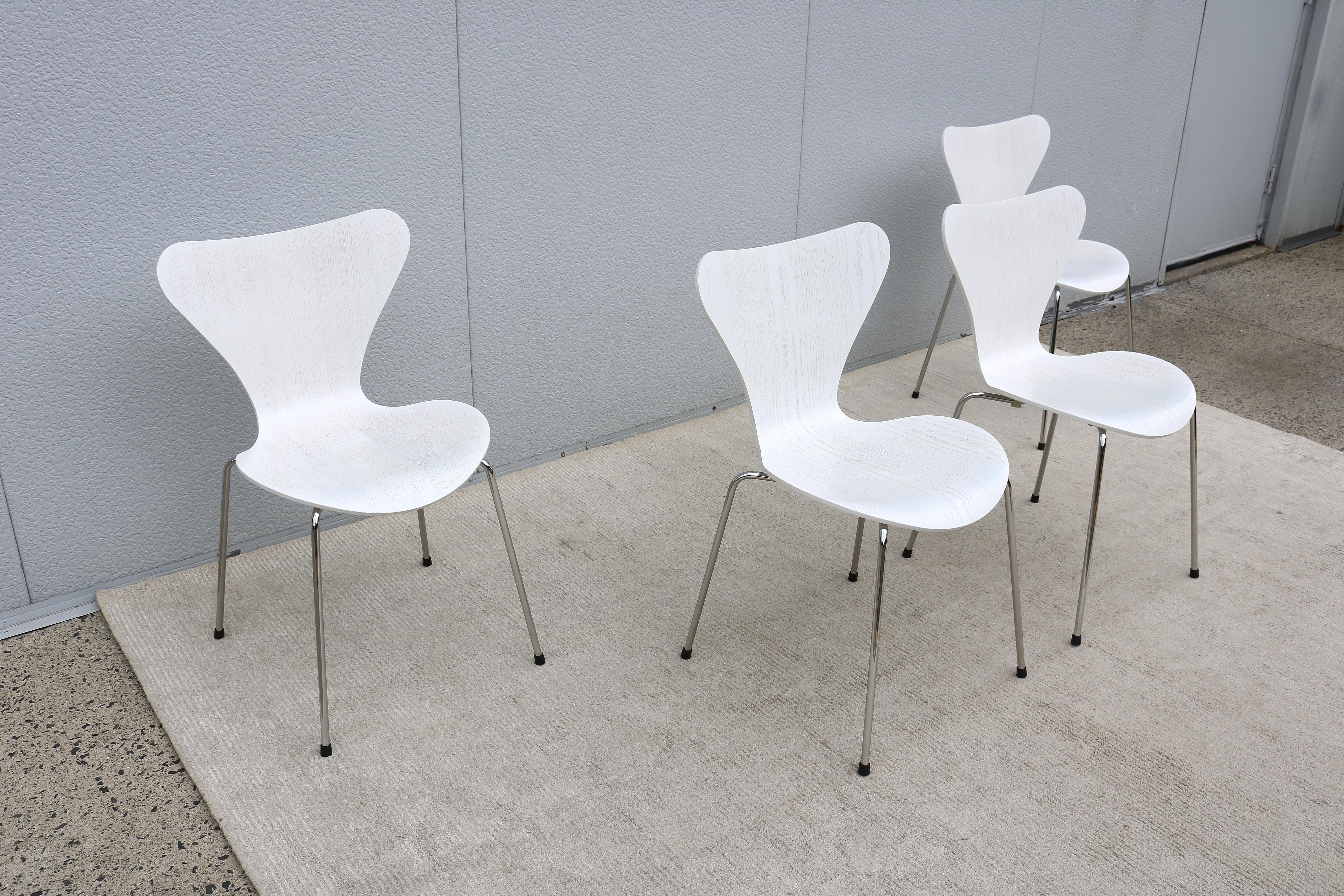 Chaises 7 du milieu du siècle d'origine danoise Arne Jacobsen pour Fritz Hansen, série White, ensemble de 4 chaises Bon état - En vente à Secaucus, NJ