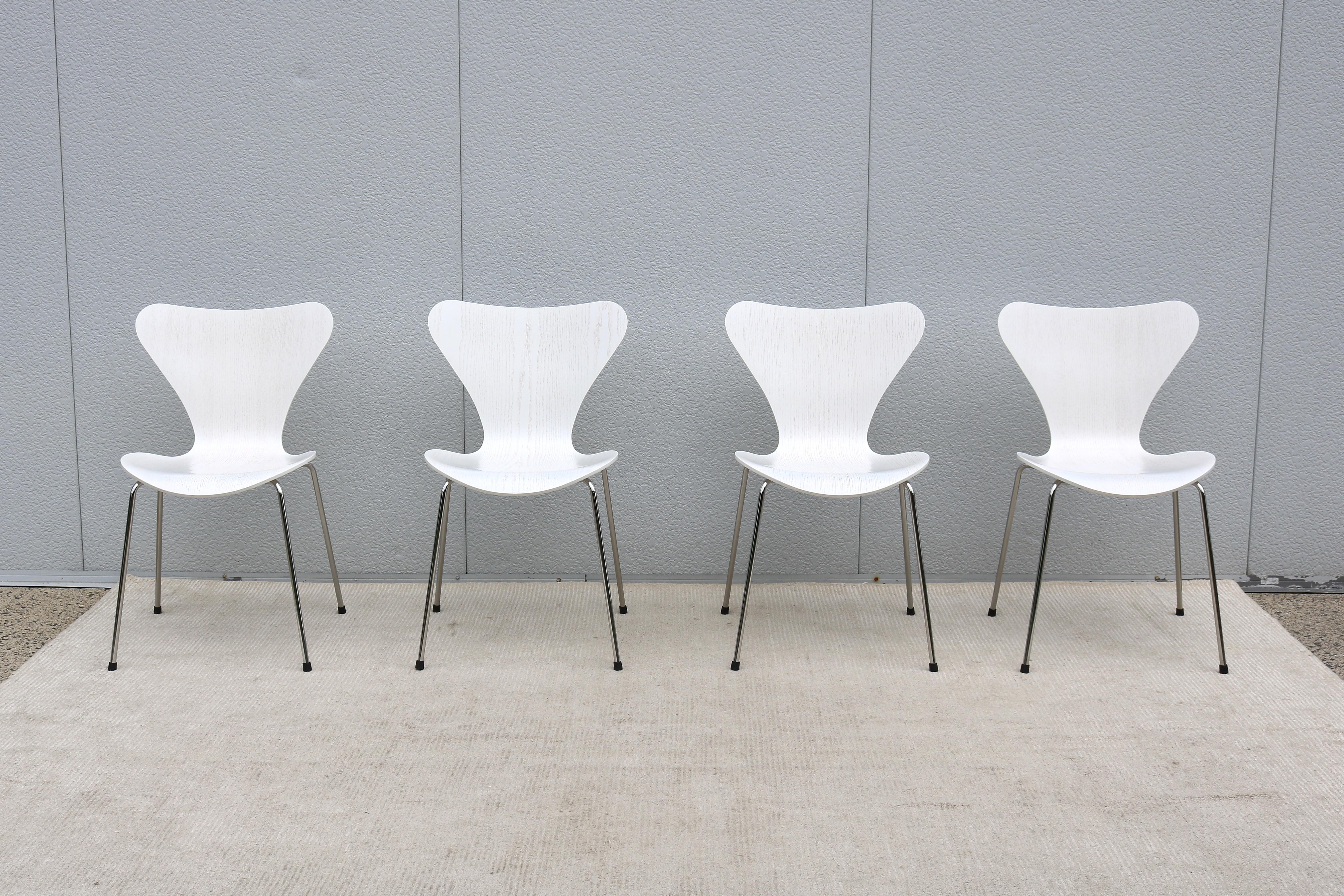 XXIe siècle et contemporain Chaises 7 du milieu du siècle d'origine danoise Arne Jacobsen pour Fritz Hansen, série White, ensemble de 4 chaises en vente
