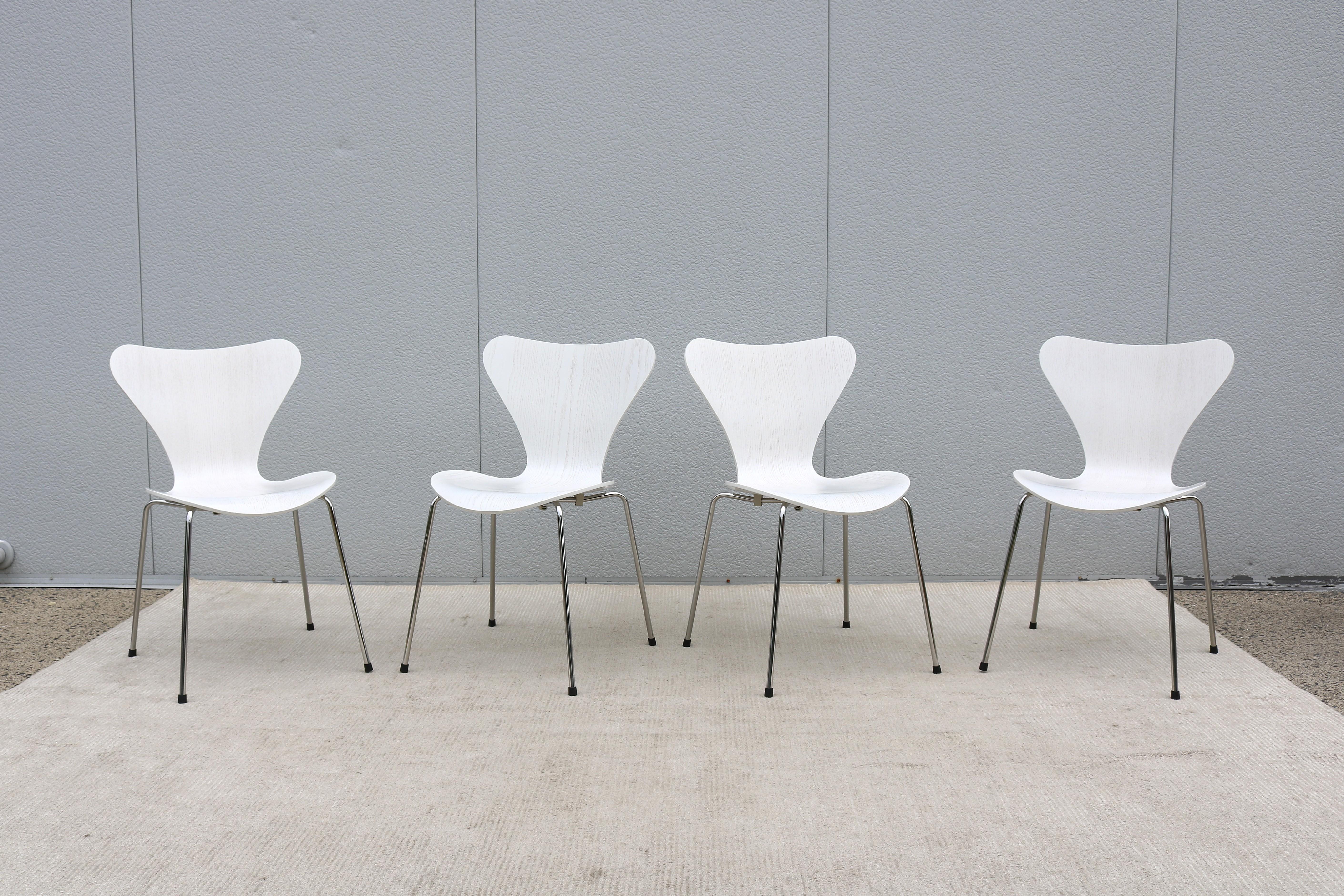 Chaises 7 du milieu du siècle d'origine danoise Arne Jacobsen pour Fritz Hansen, série White, ensemble de 4 chaises en vente 1