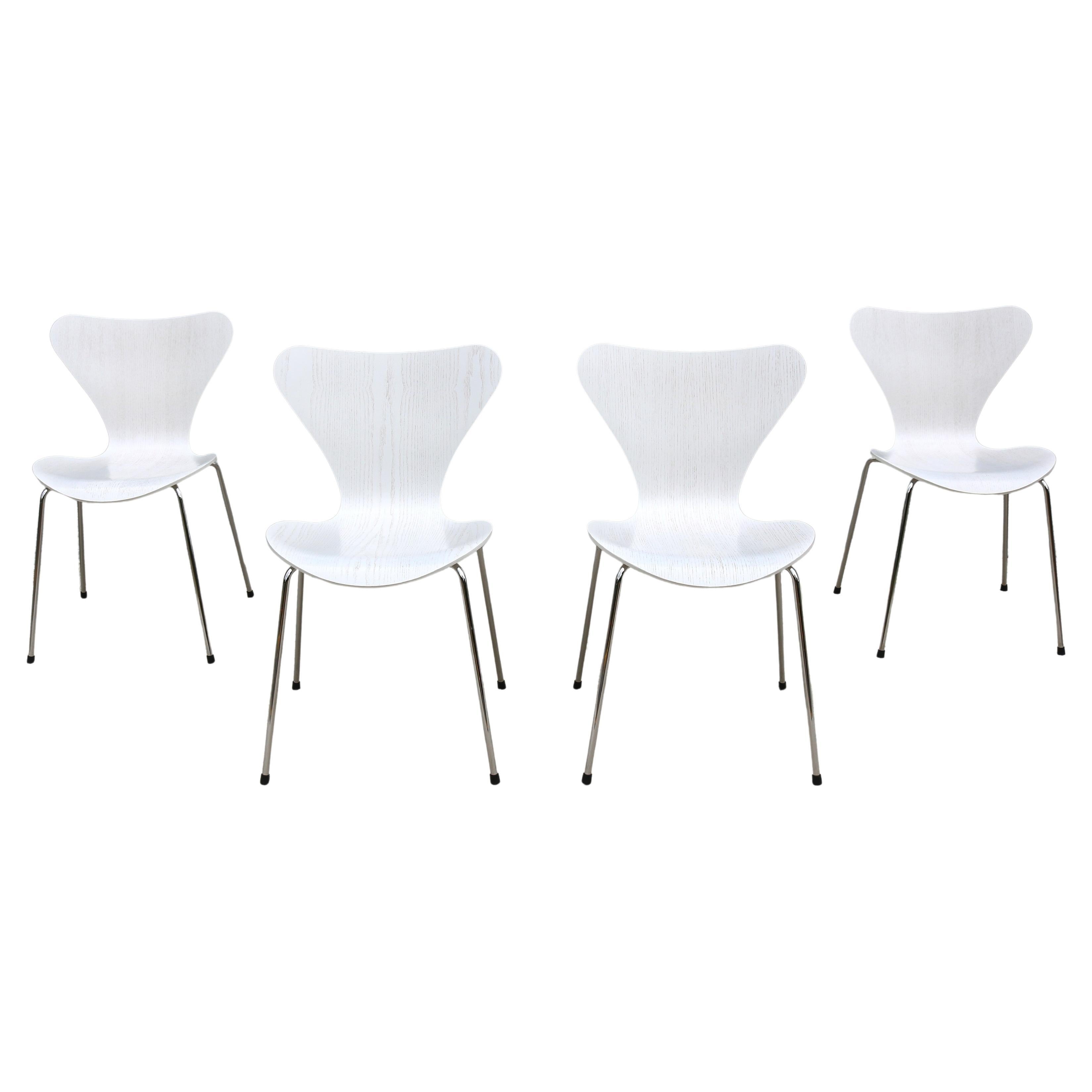 Chaises 7 du milieu du siècle d'origine danoise Arne Jacobsen pour Fritz Hansen, série White, ensemble de 4 chaises en vente