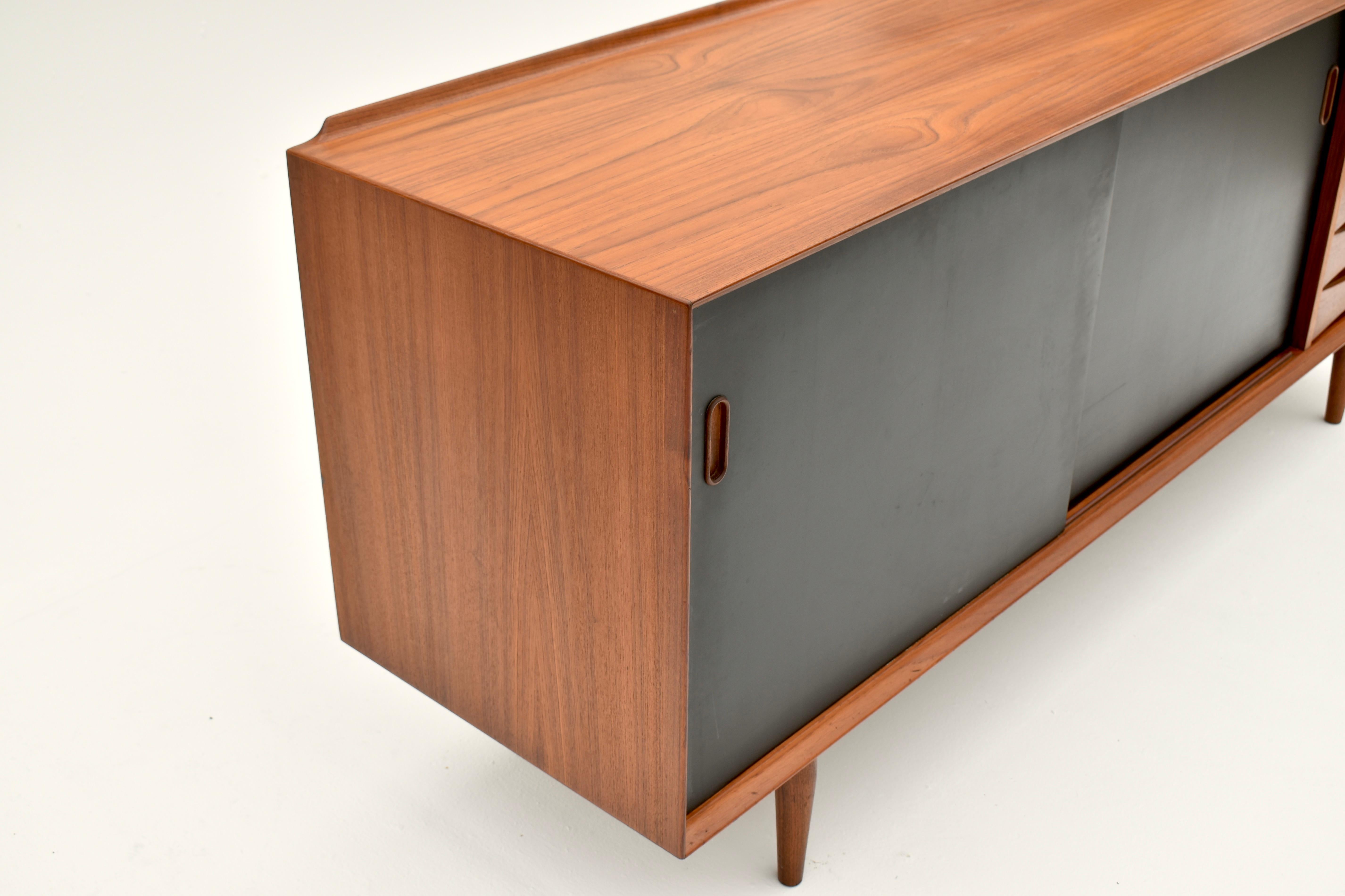 Arne Vodder Model OS29 Teak sideboard for Sibast.

This design was introduced at the 1957 Triennale di Milano furniture design show winning first prize.

Featuring a carcass of beautiful old growth Teak with particularly beautiful veneers to the