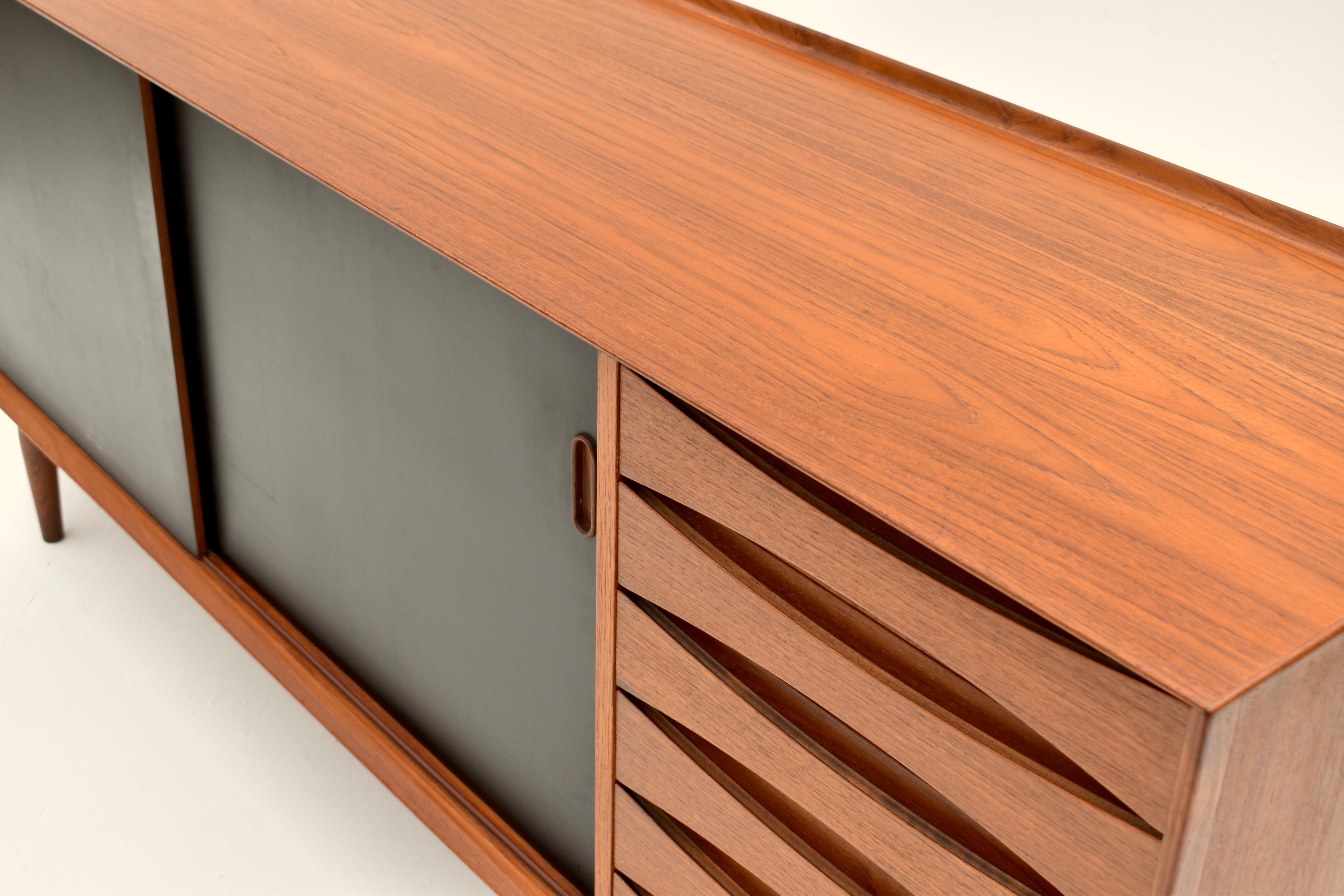Mid Century Danish Arne Vodder OS29 Triennale Teak Sideboard For Sibast In Good Condition In Shepperton, Surrey