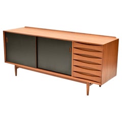 Credenza in teak della metà del secolo scorso di Arne Vodder OS29 Triennale per Sibast