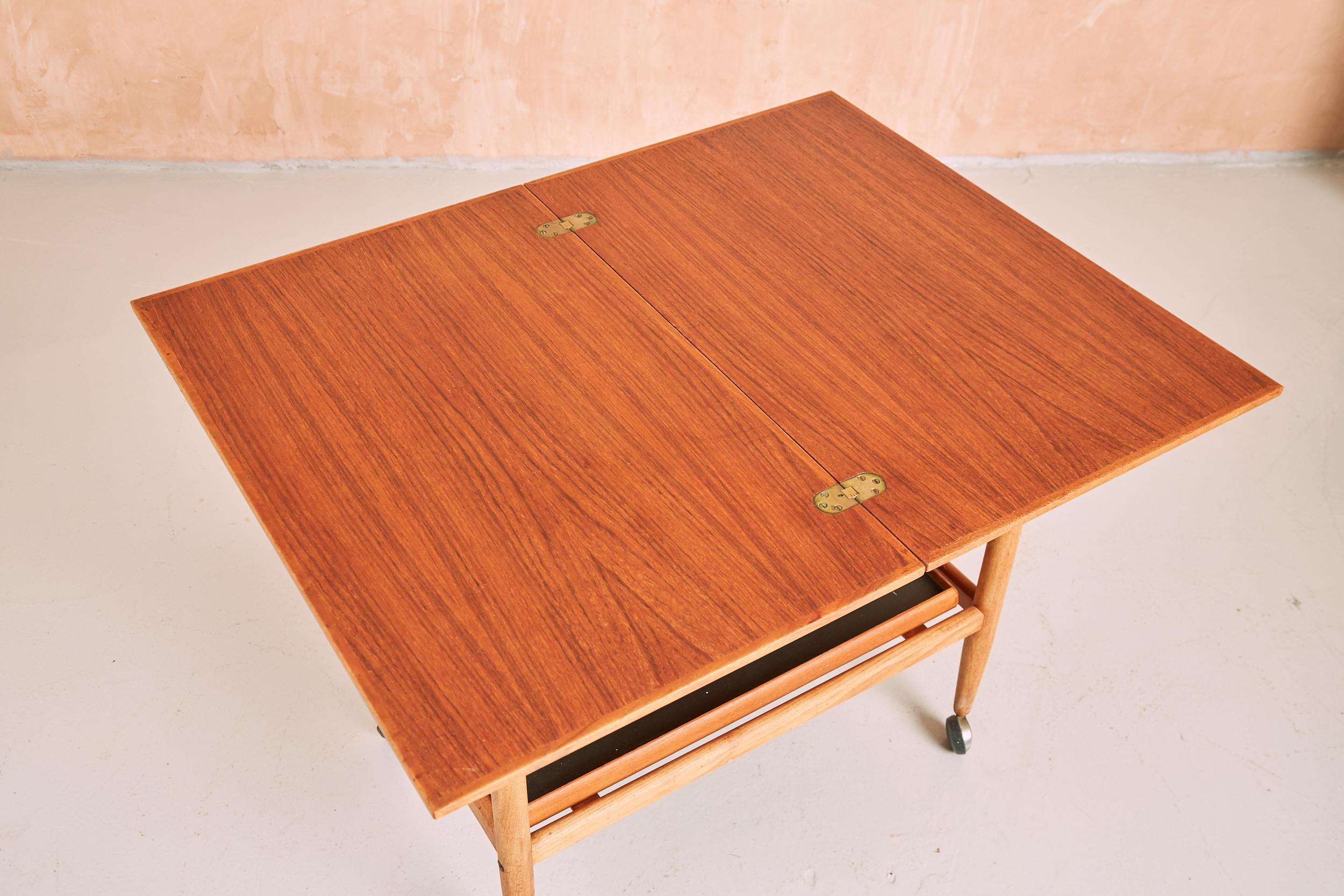 Mid-Century Modern Table de service danoise Arrebo Mobler extensible en teck du milieu du siècle dernier en vente