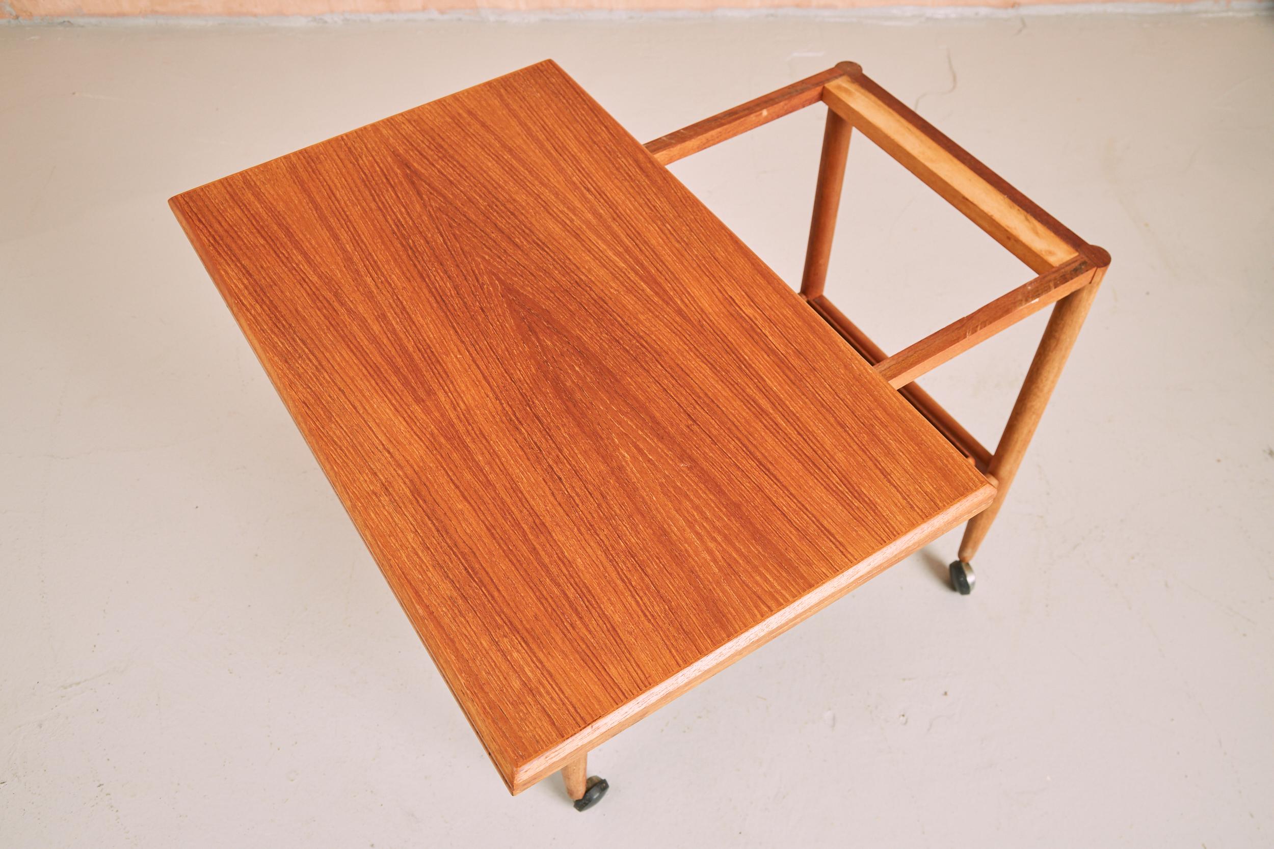 Mid Century Danish Arrebo Mobler Extending Teak Serving Table In Good Condition For Sale In London, GB