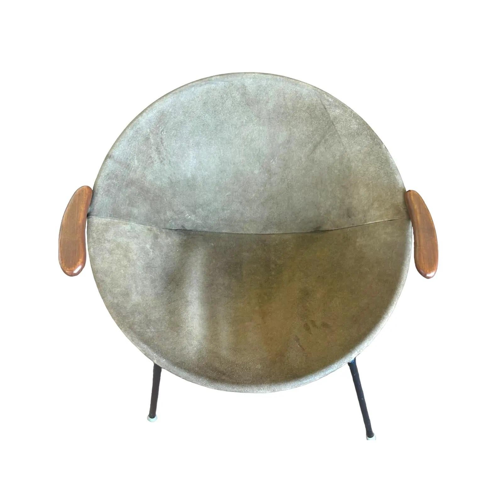 L'elegante Balloon Lounge Chair è opera dell'acclamato architetto danese Hans Olsen. Il design è grezzo, giocoso e avvolgente, e si rivolge ai sensi con una squisita pelle scamosciata, braccioli in teak e una struttura in metallo leggero.

Oggi la