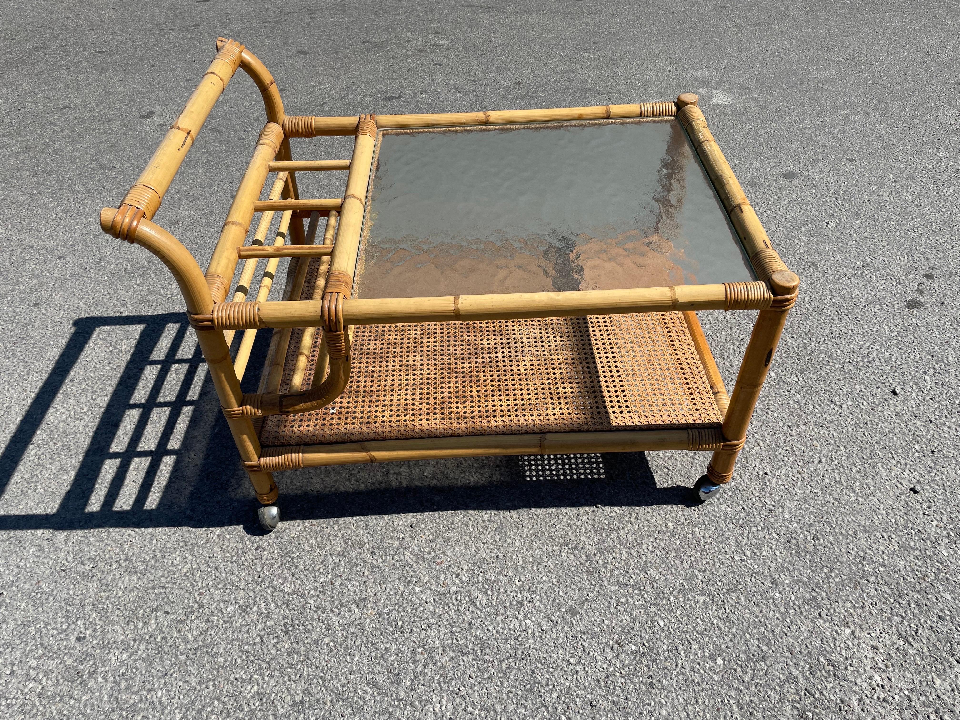 Chariot de bar danois du milieu du siècle en bambou et rotin, années 1960 en vente 3