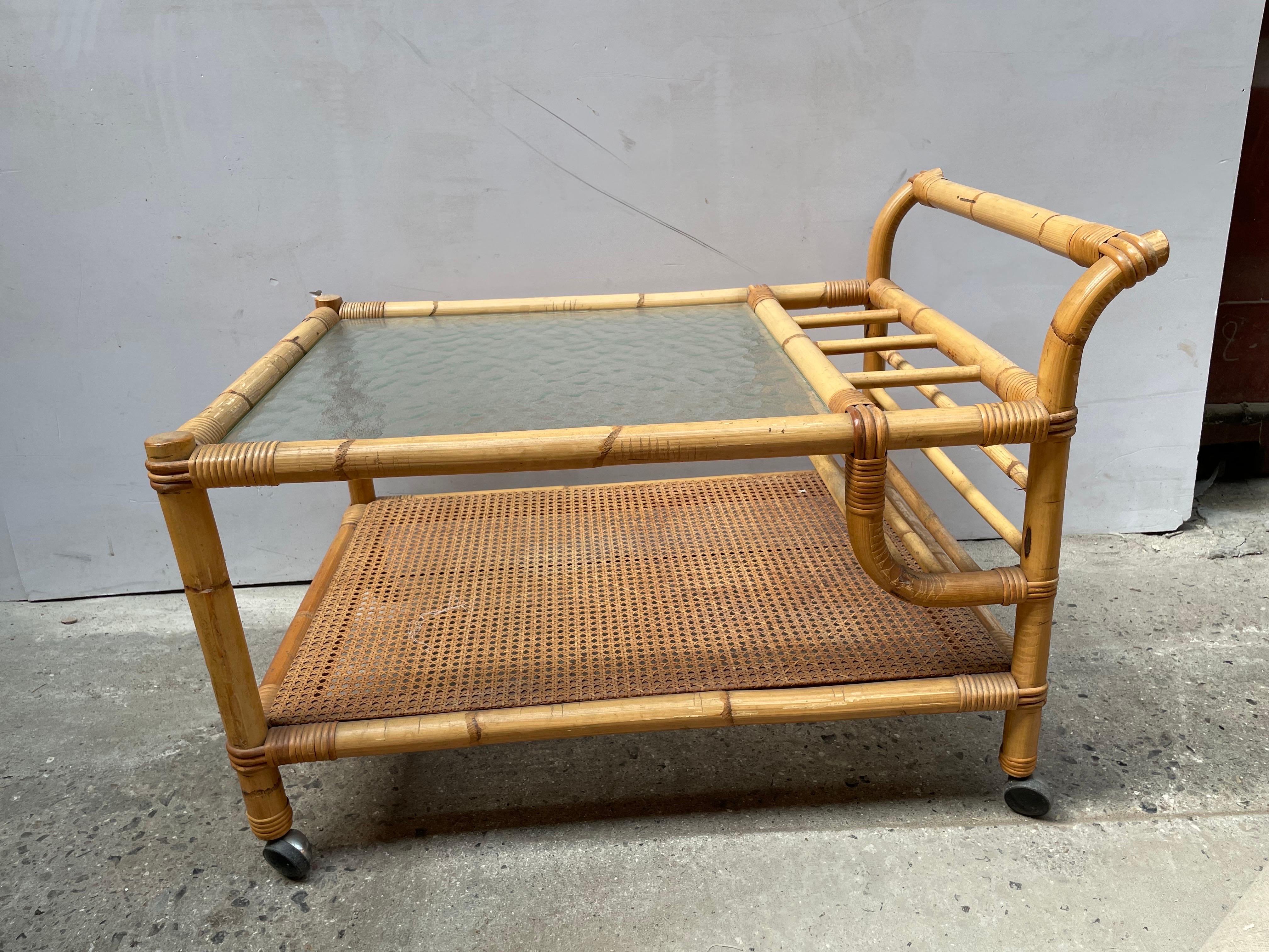 Mid-Century Modern Chariot de bar danois du milieu du siècle en bambou et rotin, années 1960 en vente