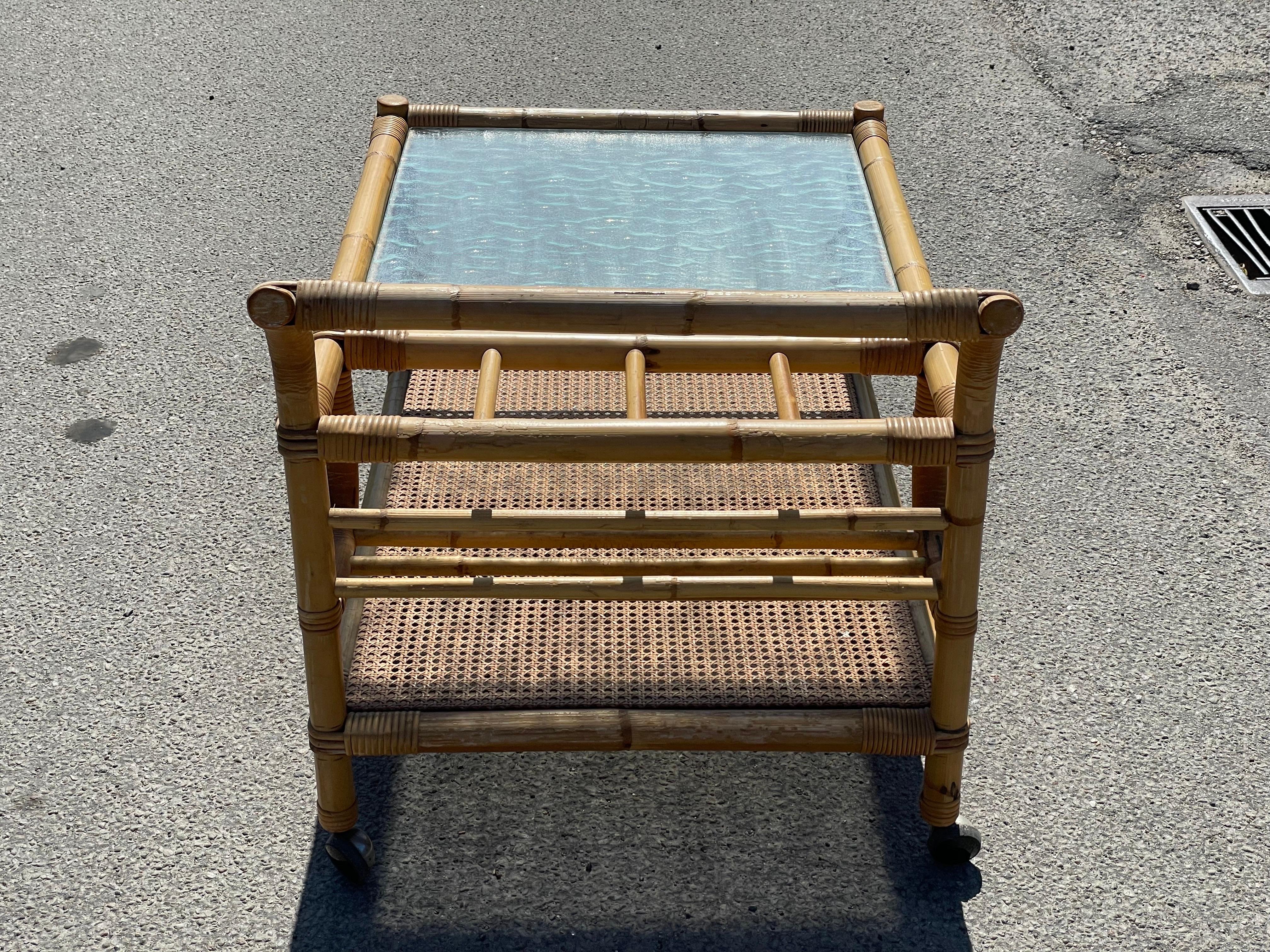 Chariot de bar danois du milieu du siècle en bambou et rotin, années 1960 Bon état - En vente à Copenhagen, DK