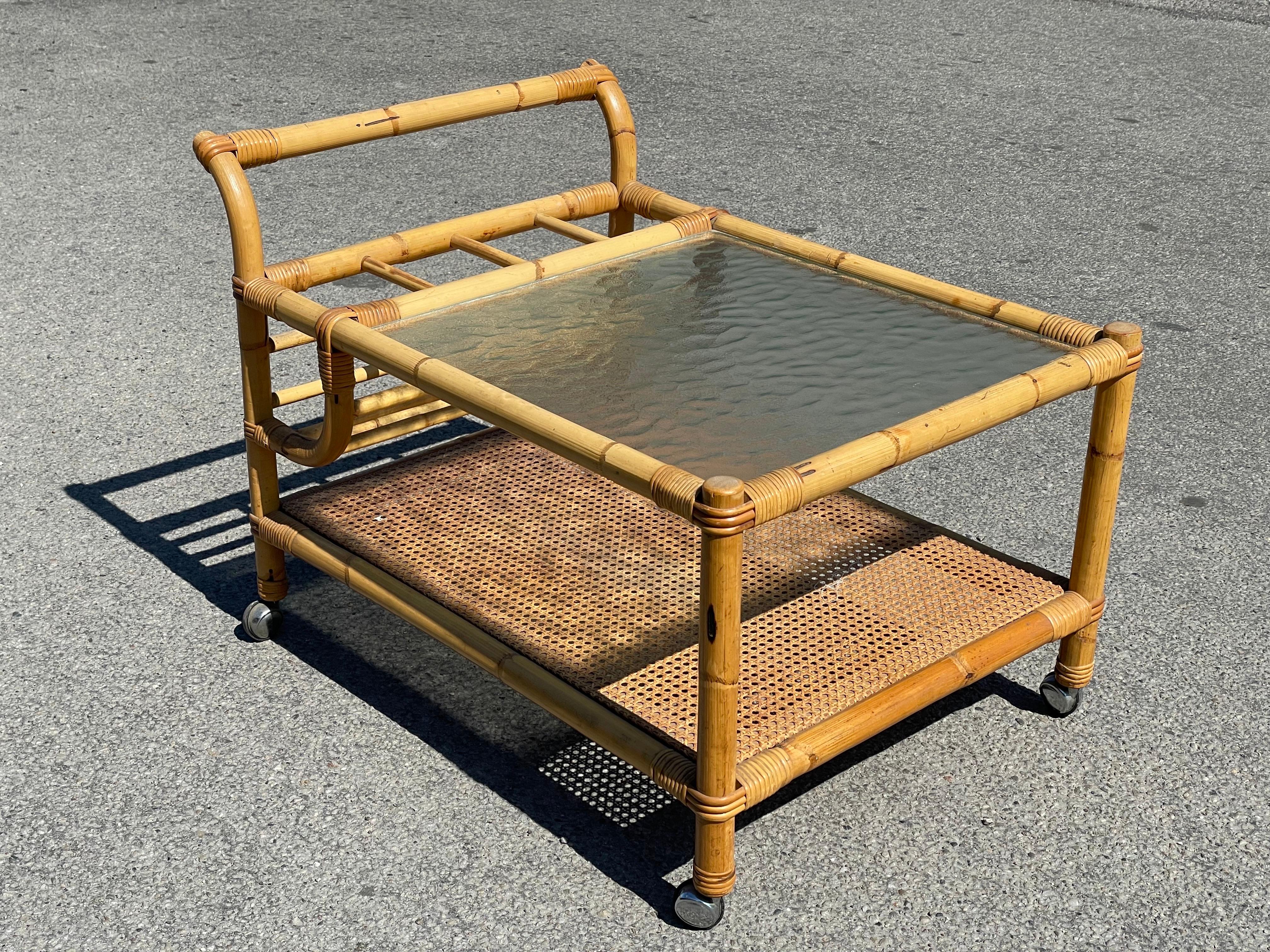 Rotin Chariot de bar danois du milieu du siècle en bambou et rotin, années 1960 en vente