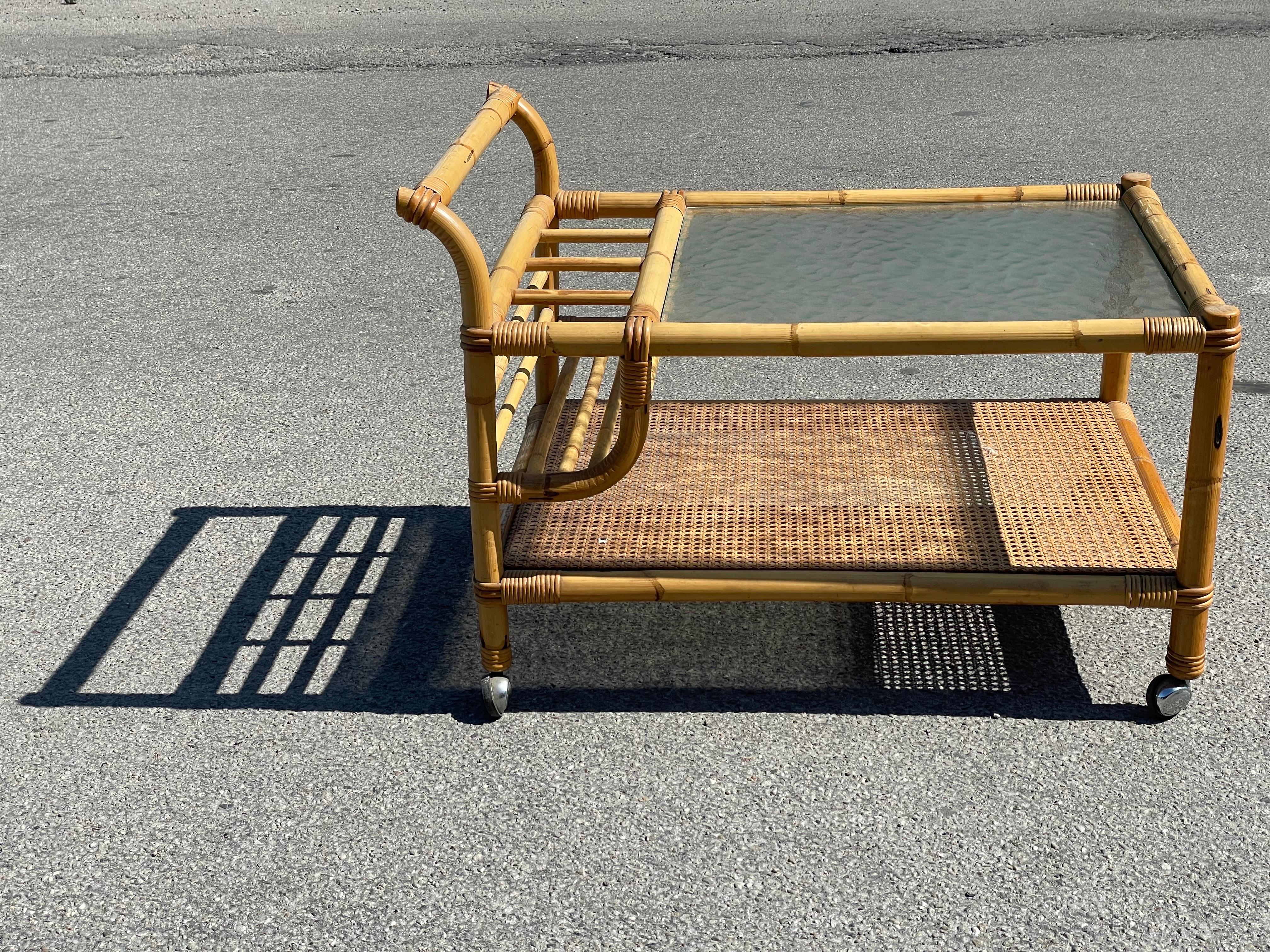 Chariot de bar danois du milieu du siècle en bambou et rotin, années 1960 en vente 1