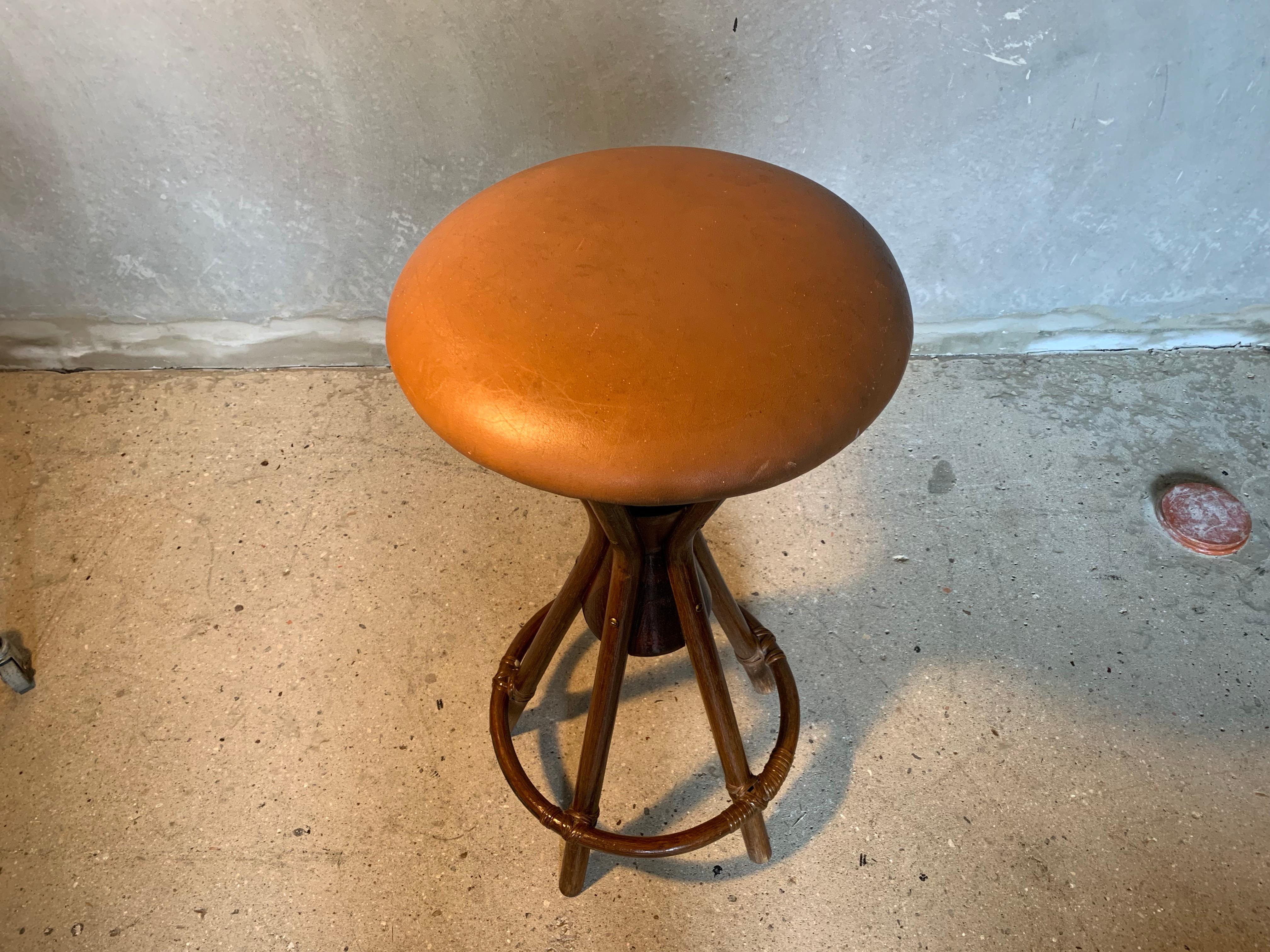 Vintage bamboo bar stool with brown leather, Denmark, 1960s

Measures: H 64, B 38 cm.