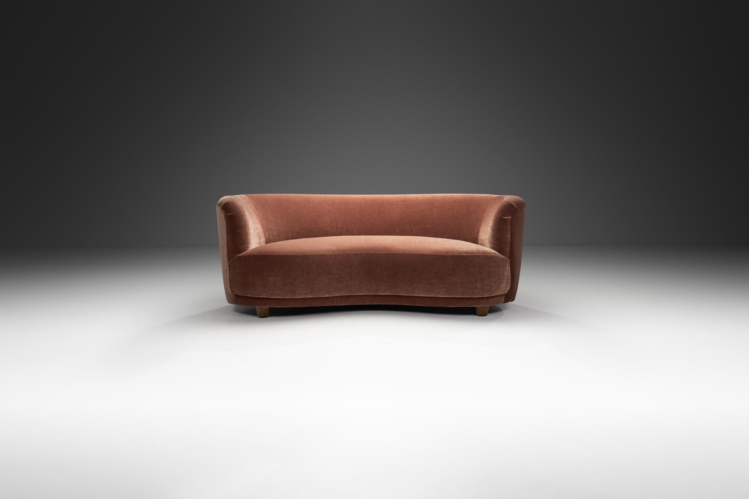 Dänisches Mid-Century-Sofa „Banana“ aus Velours gepolstert, Dänemark ca. 1940er Jahre (Skandinavische Moderne) im Angebot