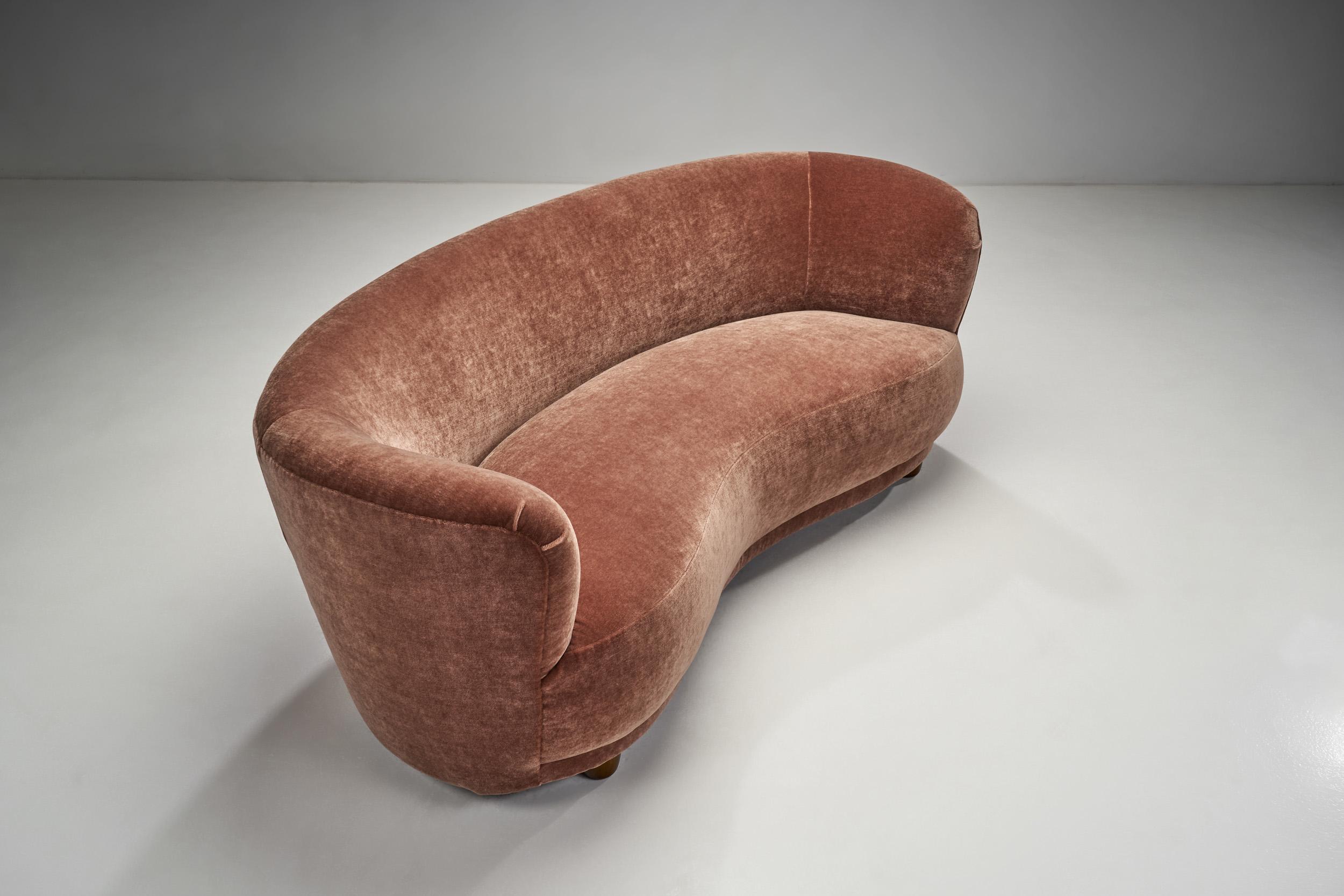 Dänisches Mid-Century-Sofa „Banana“ aus Velours gepolstert, Dänemark ca. 1940er Jahre (Stoff) im Angebot
