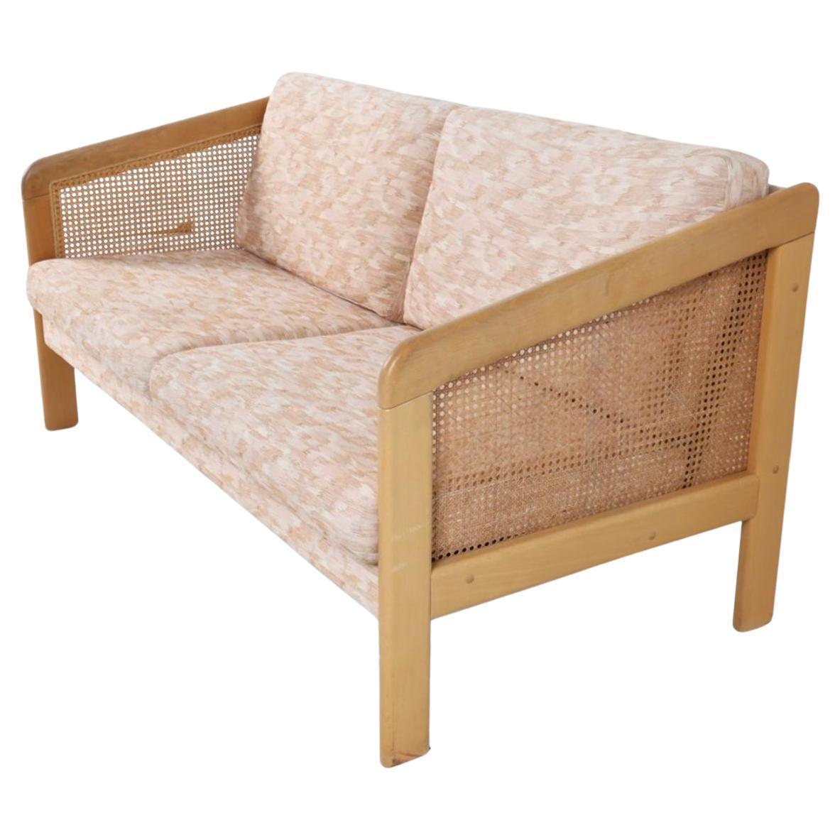 Divano a due piazze in Beeche della metà del secolo scorso, realizzato da Nielaus in Danimarca. Condit degli anni '70 Tappezzeria in tessuto in buone condizioni vintage con cuscini belli e robusti. Usali così come sono o falli rivestire. Il bastone