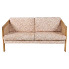 Dänisches Loveseat-Sofa aus Buche mit Schilfrohrarm von Nielaus Dänemark, Mitte des Jahrhunderts