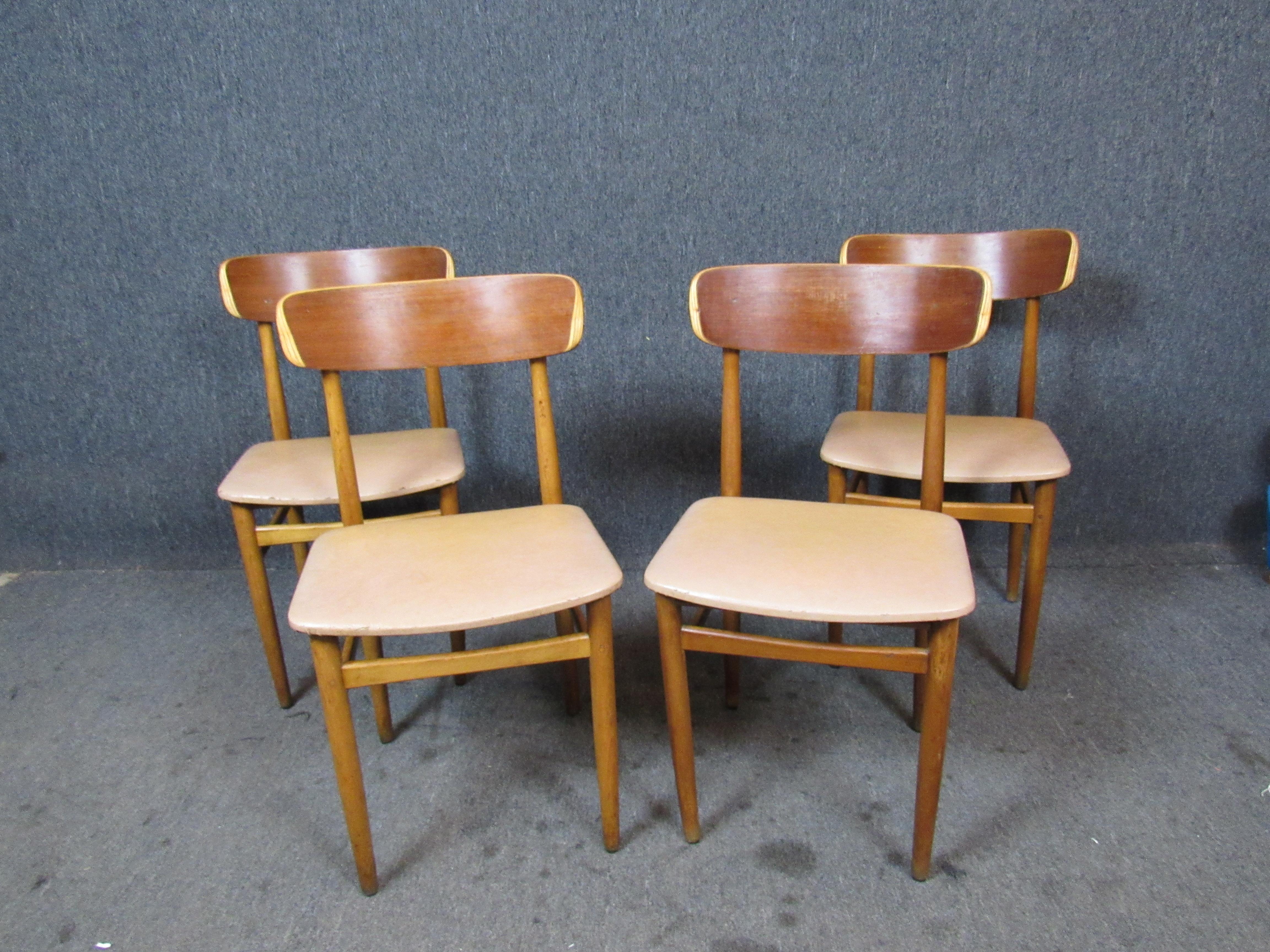 Fantastisches Set kompakter dänischer Esszimmerstühle im Vintage-Stil mit einzigartigen gebogenen Sperrholzlehnen für die klassische Ästhetik der Jahrhundertmitte. Leichte Esszimmerstühle sind ideal für Wohnungen oder andere kleine Räume, in denen