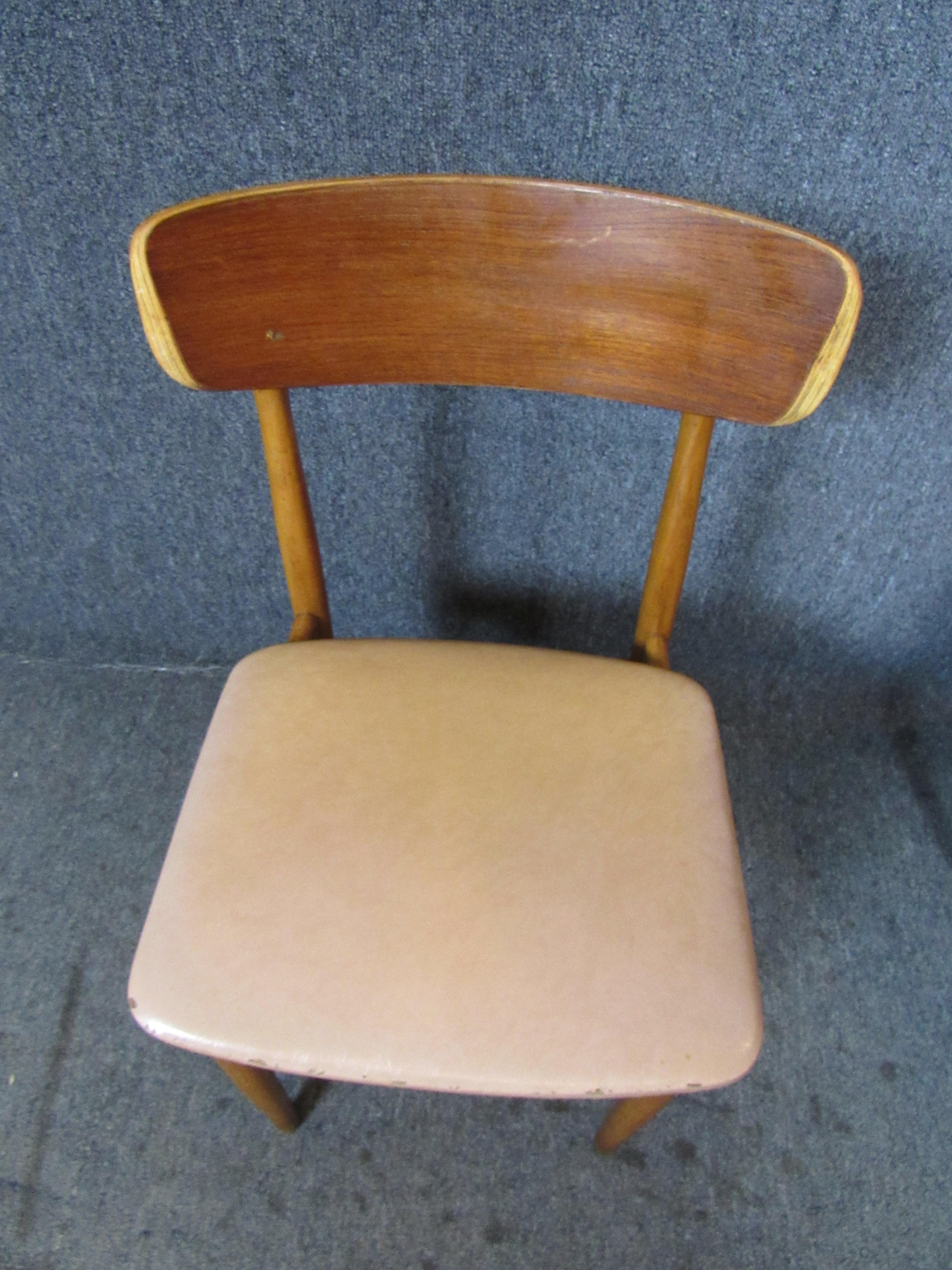 Dänische Esszimmerstühle aus gebogenem Sperrholz aus der Mitte des Jahrhunderts (20. Jahrhundert) im Angebot