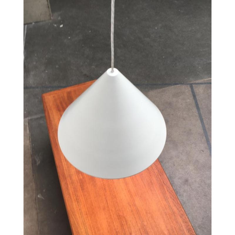 Semplici lampade a sospensione del produttore danese di illuminazione Louis Poulsen.

Un design molto semplice e ridotto. Il paralume ha la forma di un cono. Questa lampada può essere utilizzata come solitario o appesa in fila. Hanno una presa in