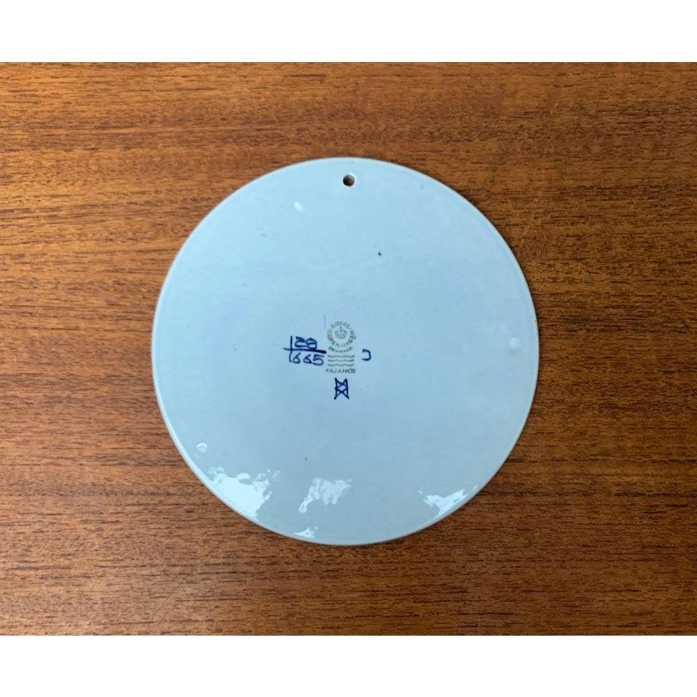 Mid-Century Danish Bird Motif Wall Plate by Beth Breyen for Royal Copenhagen For Sale 1