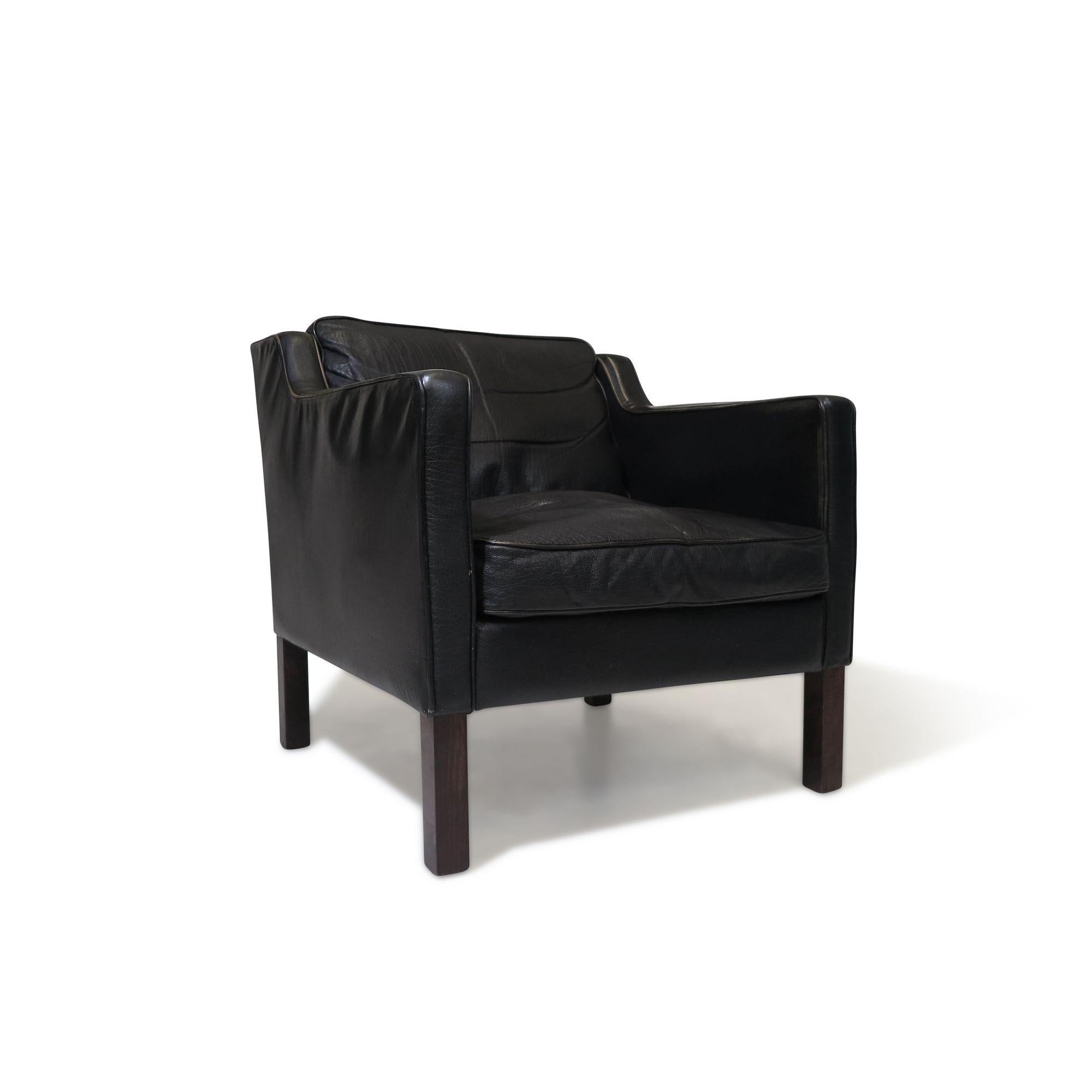 Scandinavian modern black leather lounge chair in manner of Borge Mogensen.
Classic form in it's original down filled leather cushions, raised on squared legs.
Measurements
W 28'' x D 28'' x H 28''
Seat Height 18''
