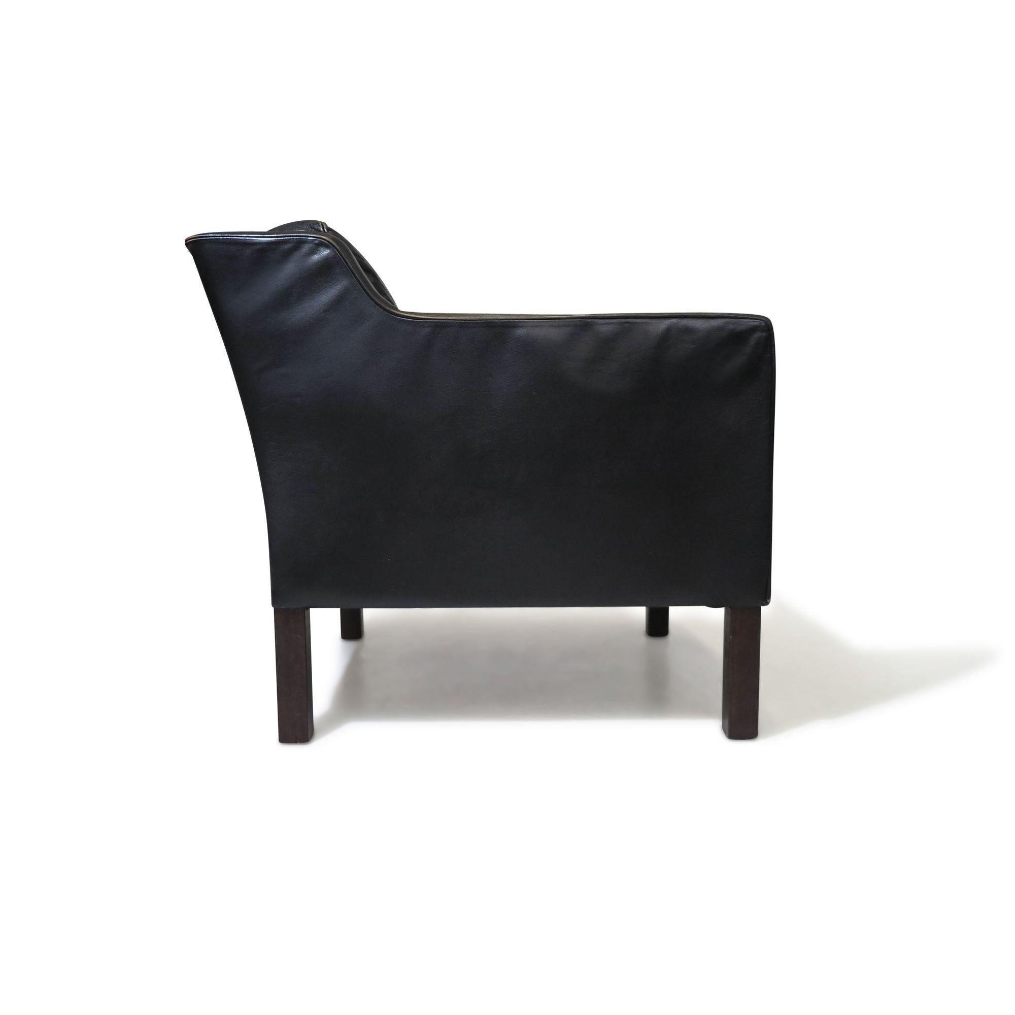 Danois Chaise longue danoise du milieu du siècle en cuir noir à la manière de Borg en vente