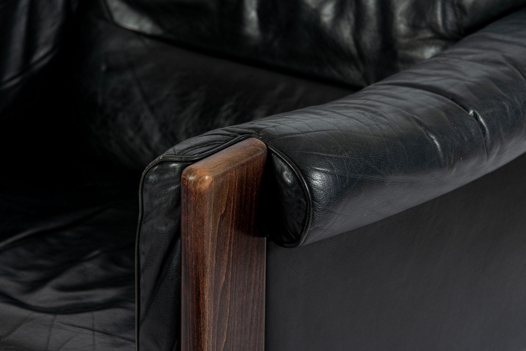 Sedia da salotto danese di metà secolo in pelle nera nello stile di Arne Norells in vendita 4