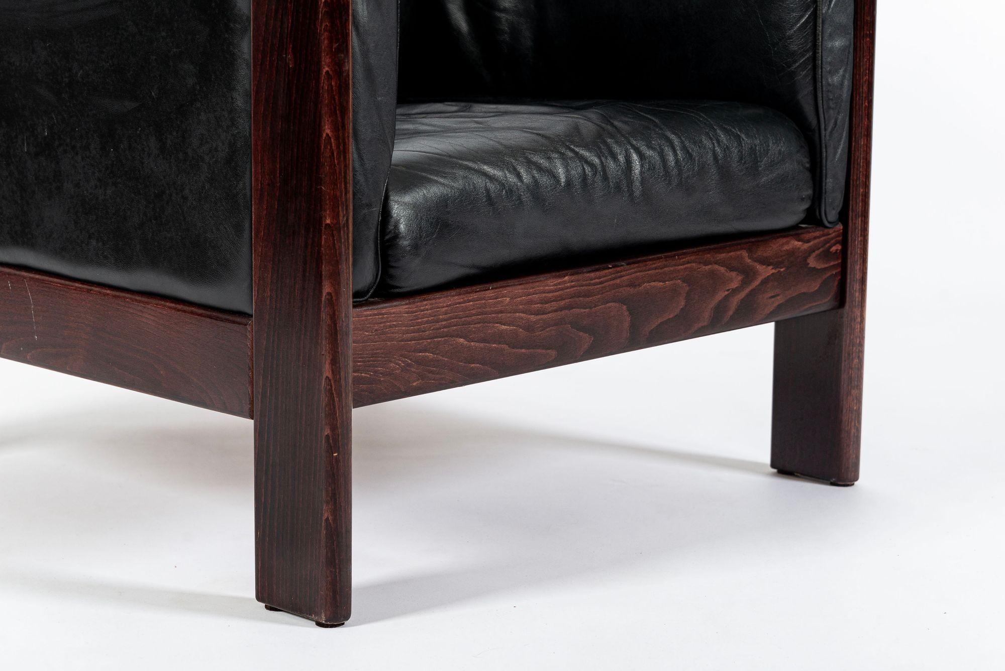 Sedia da salotto danese di metà secolo in pelle nera nello stile di Arne Norells in vendita 5