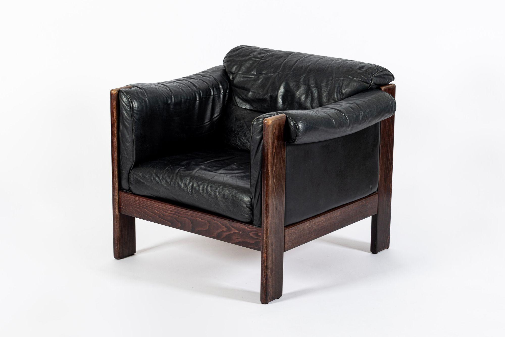 Questa poltrona vintage di metà secolo in pelle nera nello stile di Arne Norells è del 1970 circa. Questa bellissima sedia è ben costruita e robusta con un'estetica pulita e minimalista. La sedia presenta una struttura in legno massiccio di faggio