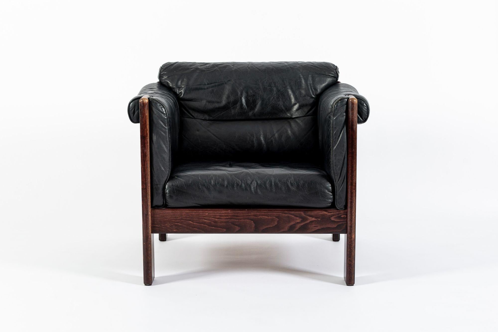 Mid-Century moderno Sedia da salotto danese di metà secolo in pelle nera nello stile di Arne Norells in vendita