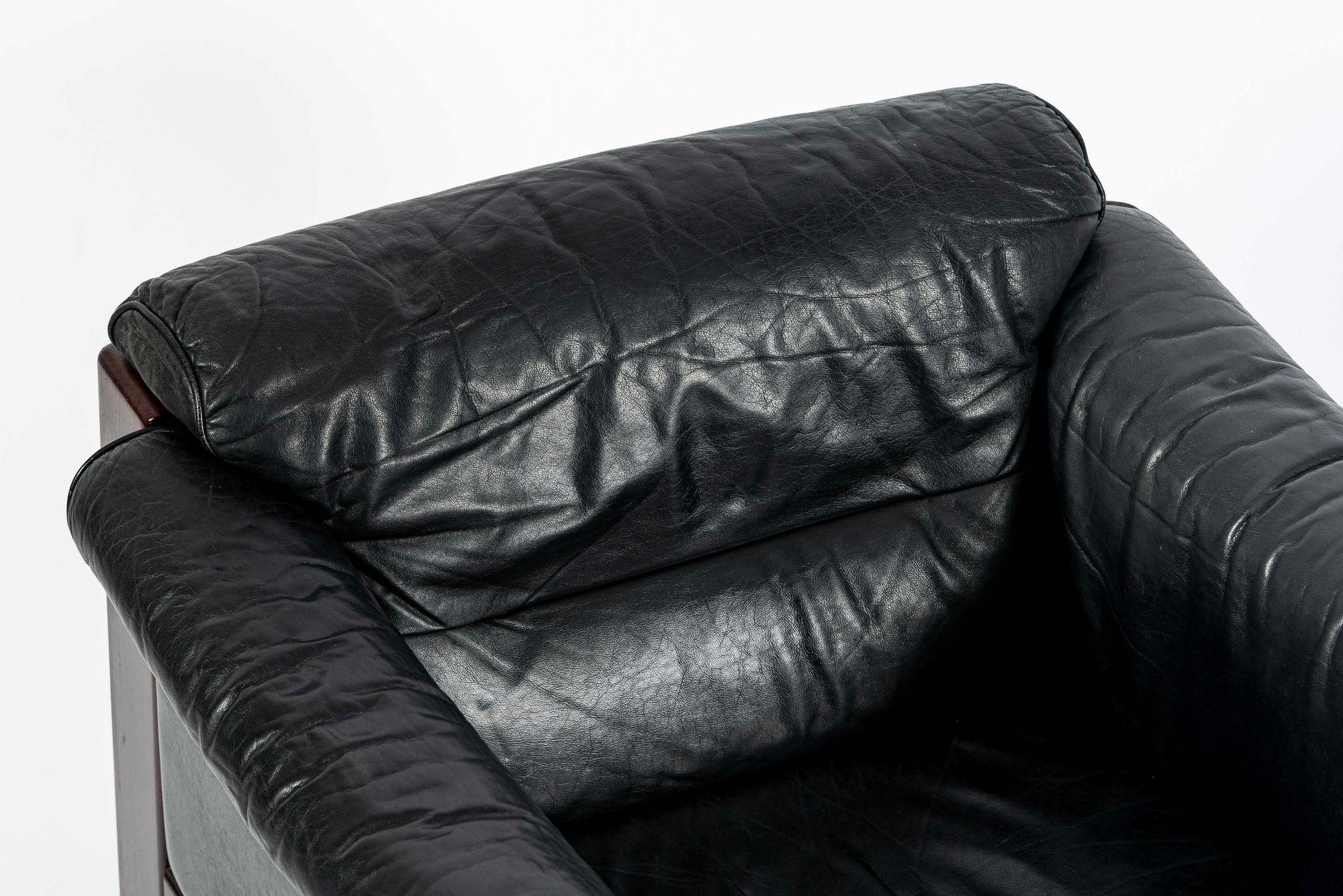 Sedia da salotto danese di metà secolo in pelle nera nello stile di Arne Norells in vendita 2