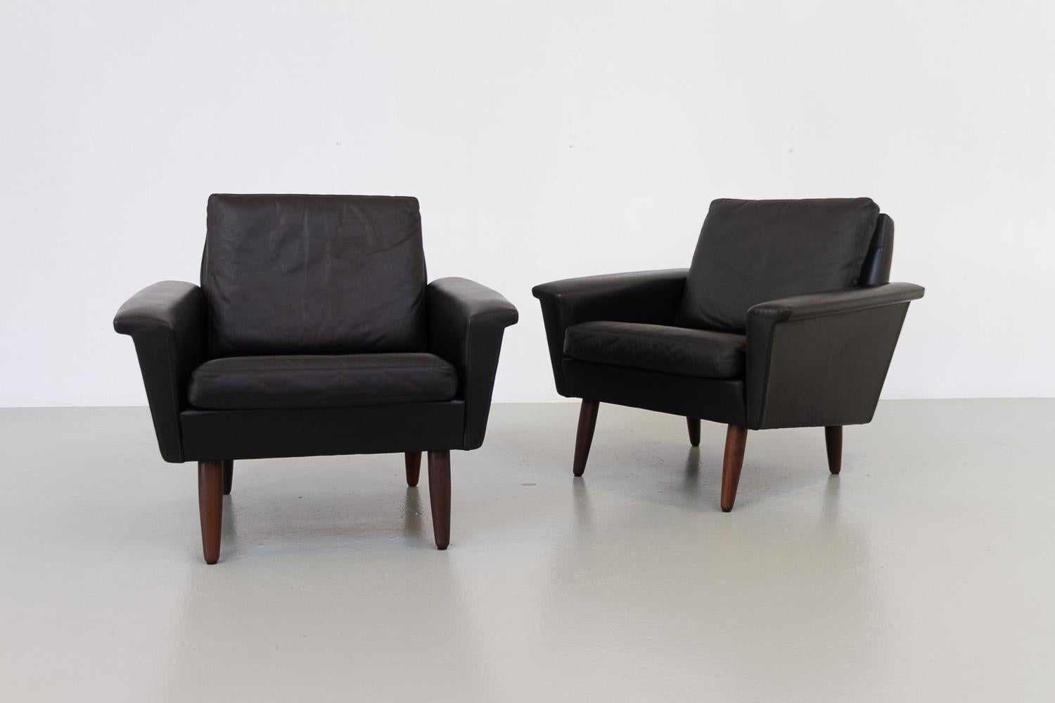 Scandinavian Modern Mid-Century Danish Black Leather Lounge Chairs by Thams, 1960s. Set of 2. For Sale
