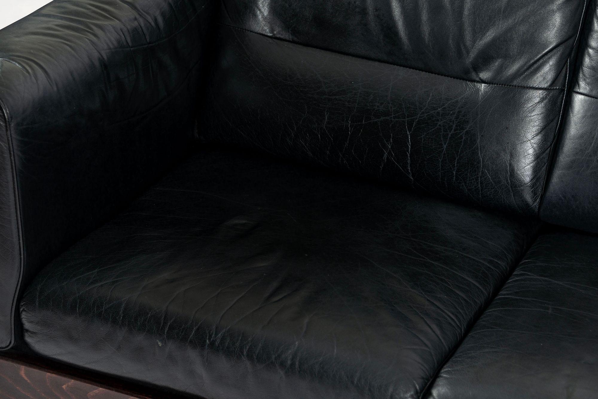 Mid Century Danish Black Leather Sofa in Style of Arne Norell en venta 7