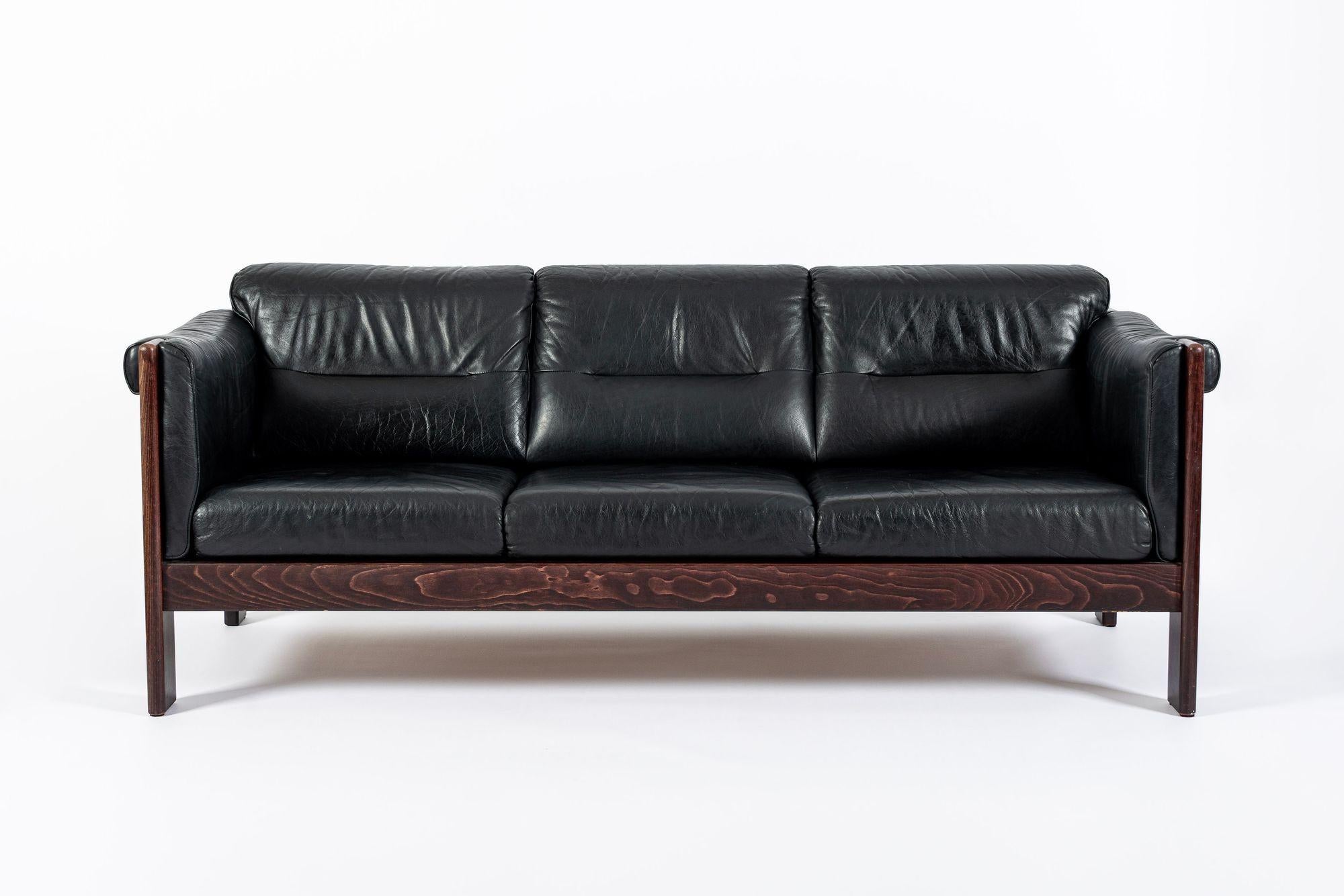 Mid Century Danish Black Leather Sofa in Style of Arne Norell Moderno de mediados de siglo en venta