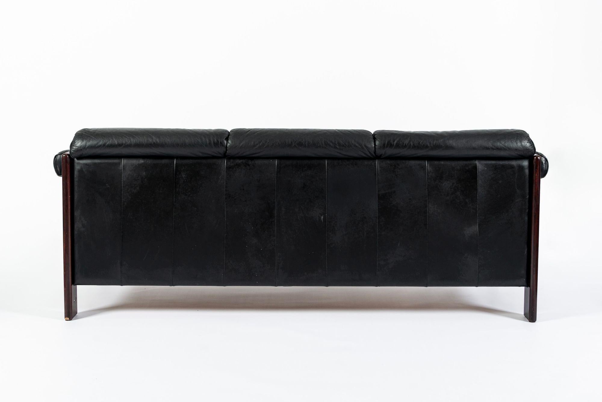 Mid Century Danish Black Leather Sofa in Style of Arne Norell en Bueno estado para la venta en Detroit, MI