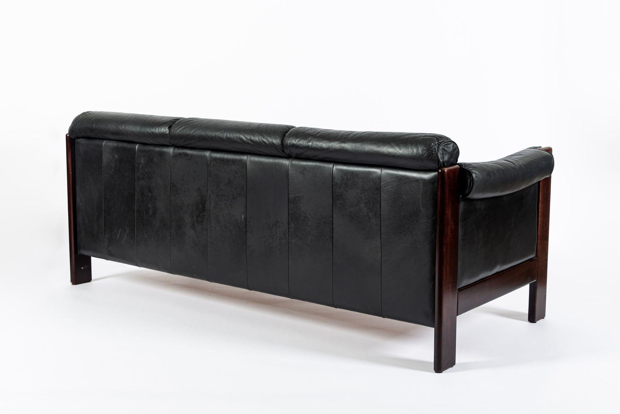 Mid Century Danish Black Leather Sofa in Style of Arne Norell finales del siglo XX en venta