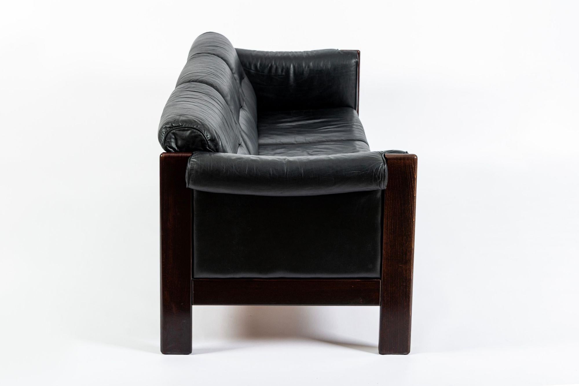 Mid Century Danish Black Leather Sofa in Style of Arne Norell Cuero en venta