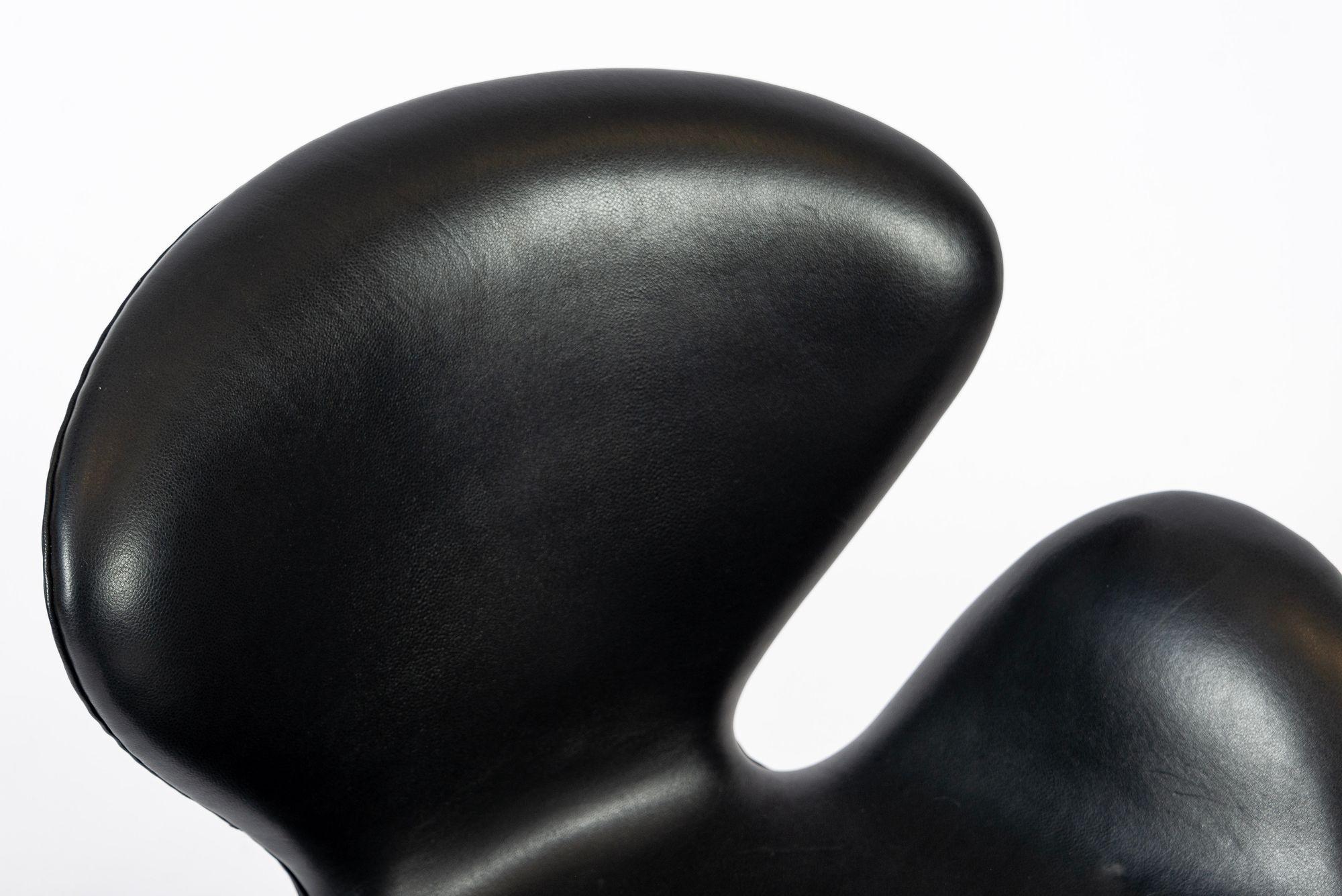 Mid Century Danish Black Leather Swan Chairs by Arne Jacobsen for Fritz Hansen For Sale 7